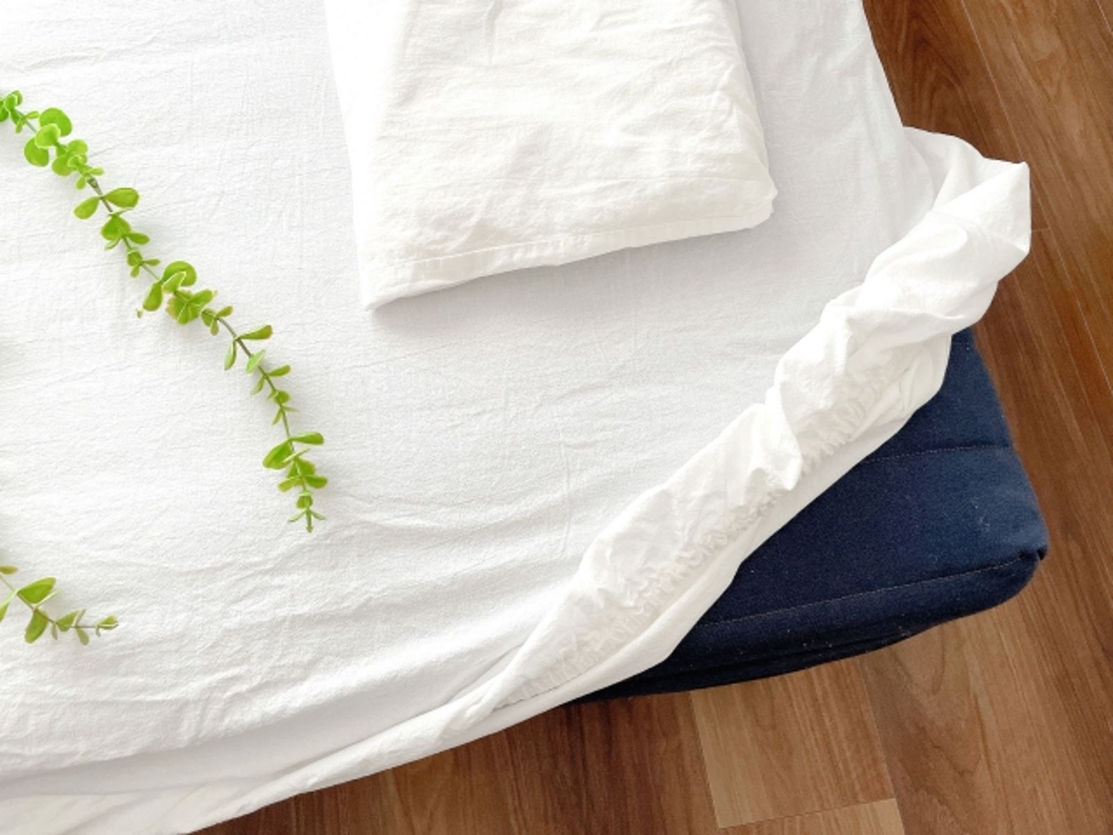 專家建議每週應以60度以上的熱水清洗床單、枕頭套,或使用高溫烘乾,降低塵蟎存活率。示意圖/photoac