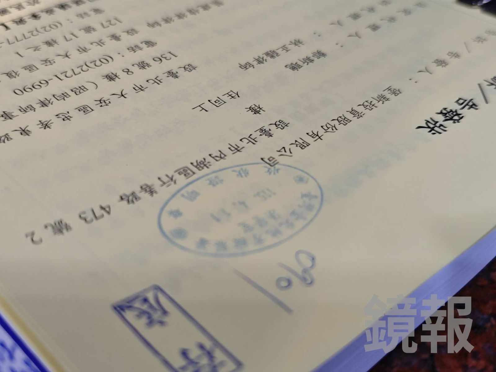 堡新投資委任林正疆律師、葉建偉律師今天上午到台北地檢署遞狀，控告中工董事會成員涉犯證交法特別背信罪。堡新提供