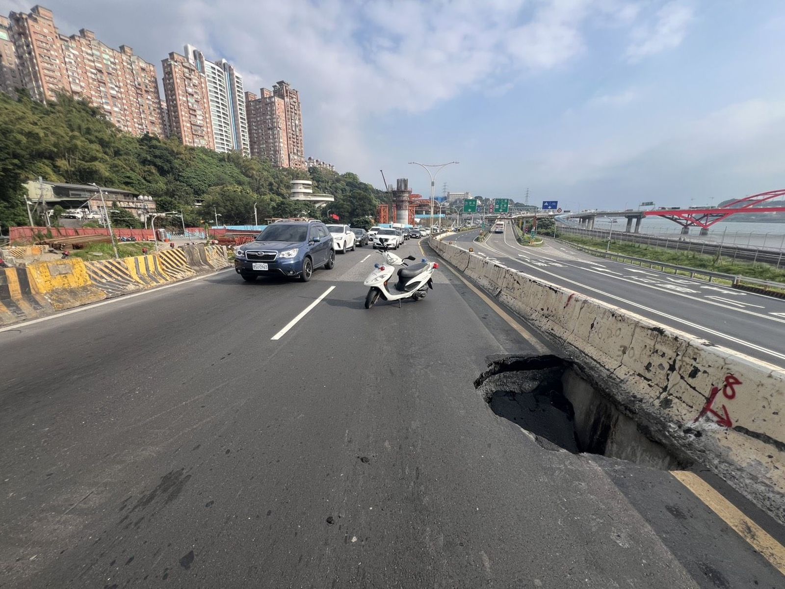 「1公尺深天坑」現形....淡水路面突塌陷　警急封內側車道