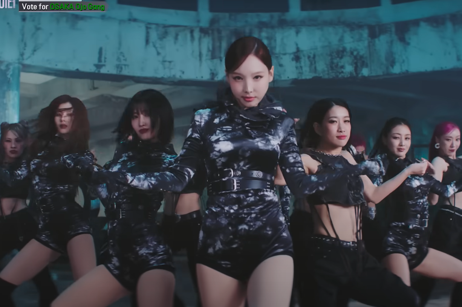 娜璉（中）隨TWICE成員參與《街頭女戰士3》任務。翻攝YT@TheChoomofficial