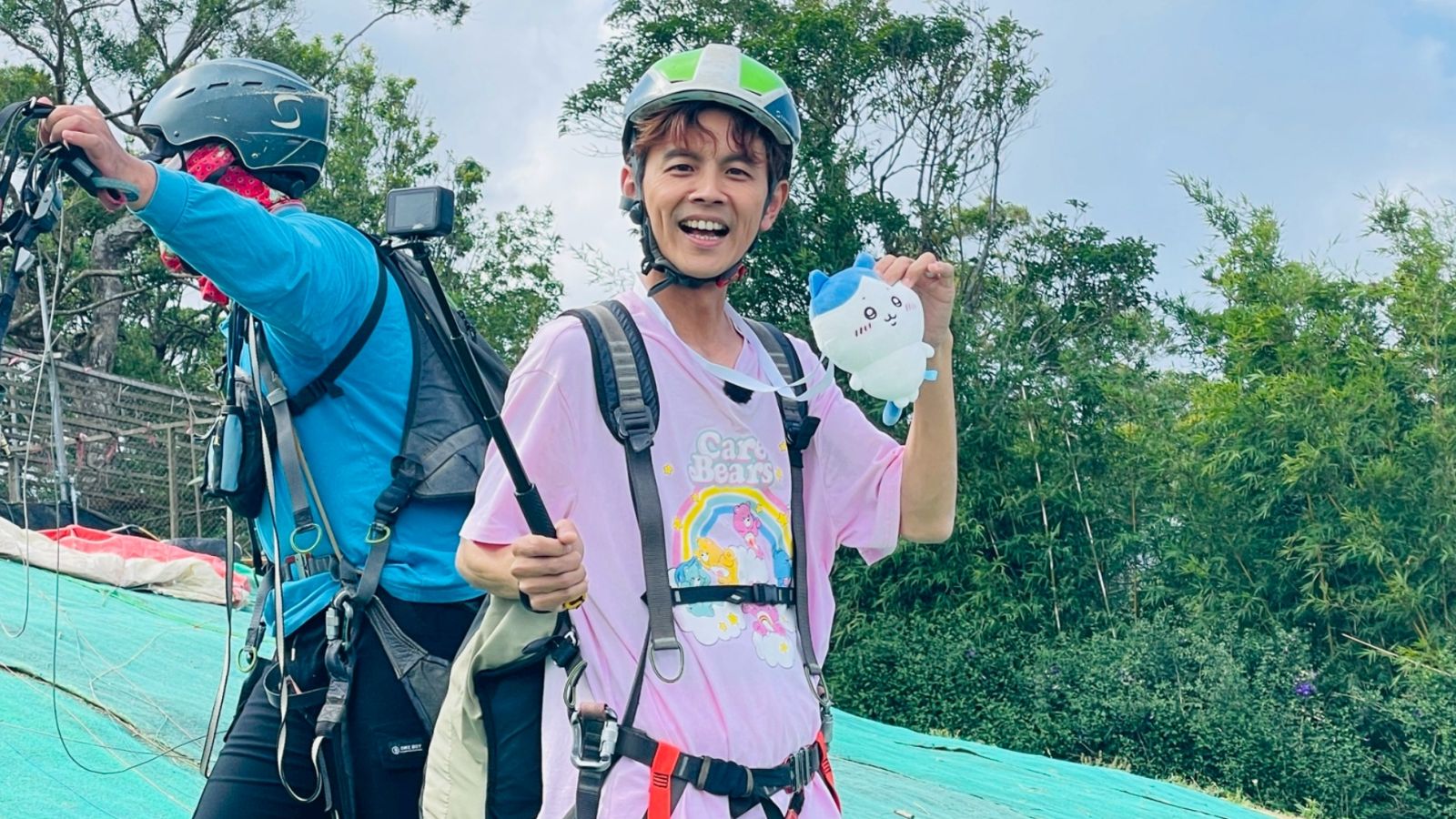 阿翔玩飛行傘！護身符竟是「吉伊卡哇」　遭楊繡惠吐槽：騙通告的