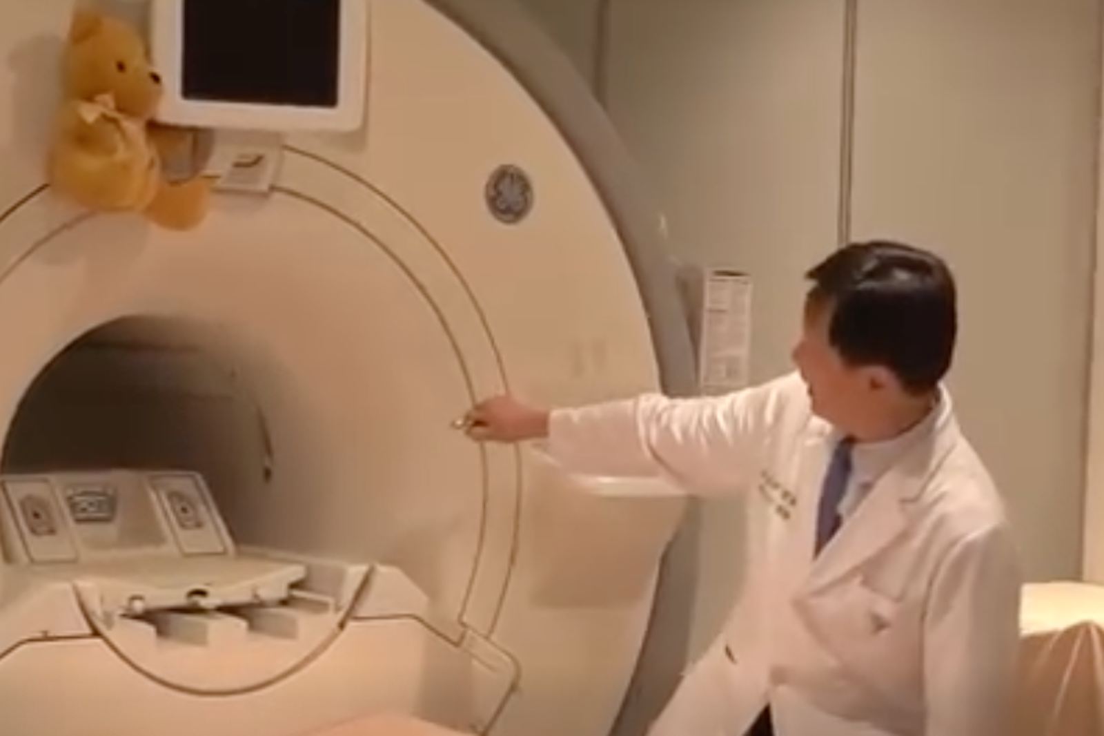 醫師實測MRI磁力,娃娃立刻被吸入機器。圖/翻攝自Icu醫生陳志金臉書粉專