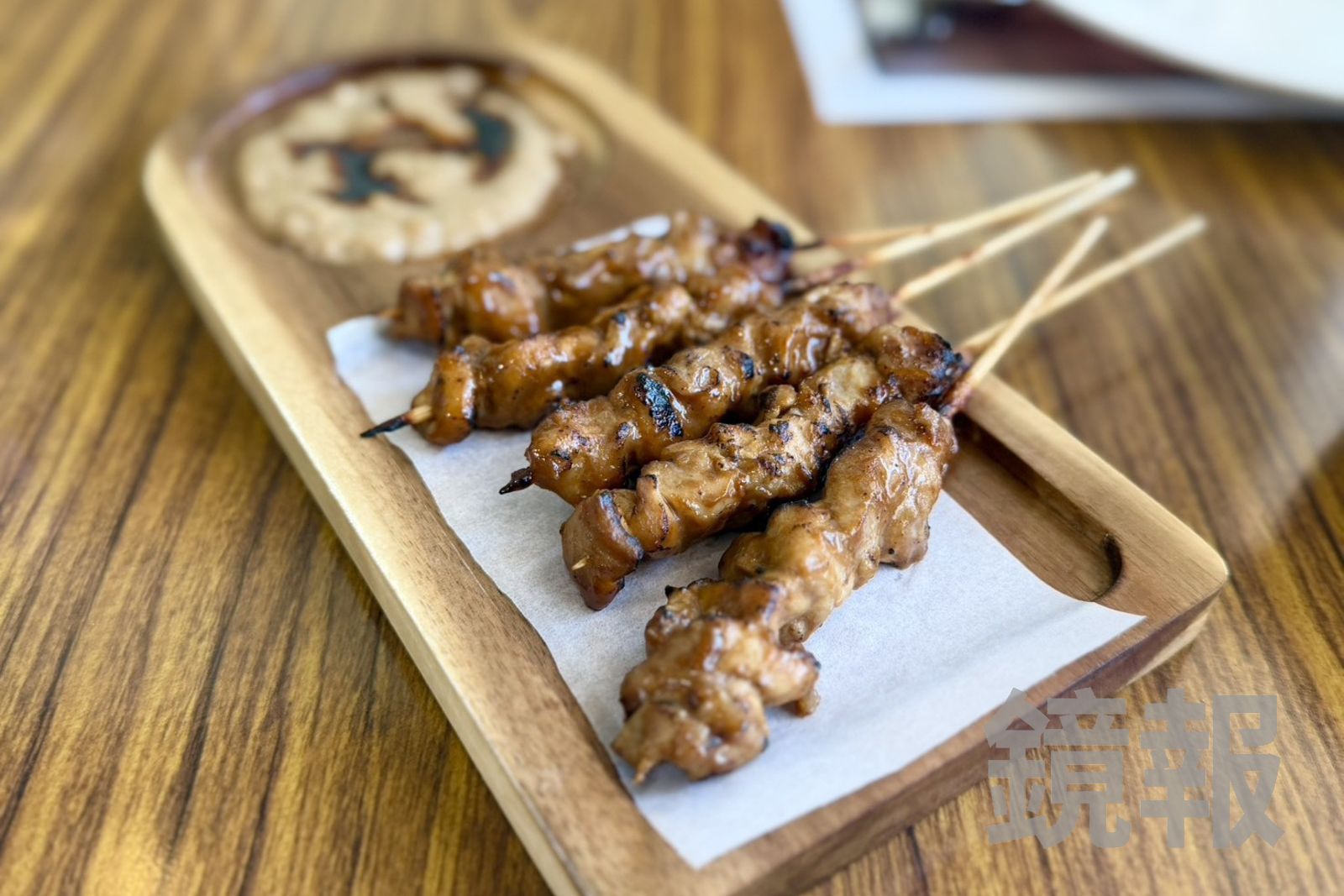 「雞肉串燒」外層微焦帶炭火香，肉質軟嫩不柴，花生醬香濃厚。（240元／份）