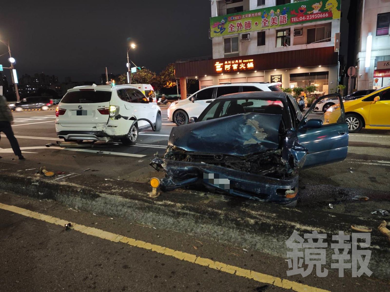 林男失控連環撞,車輛打橫路中央,滿地機油、碎片。民眾提供