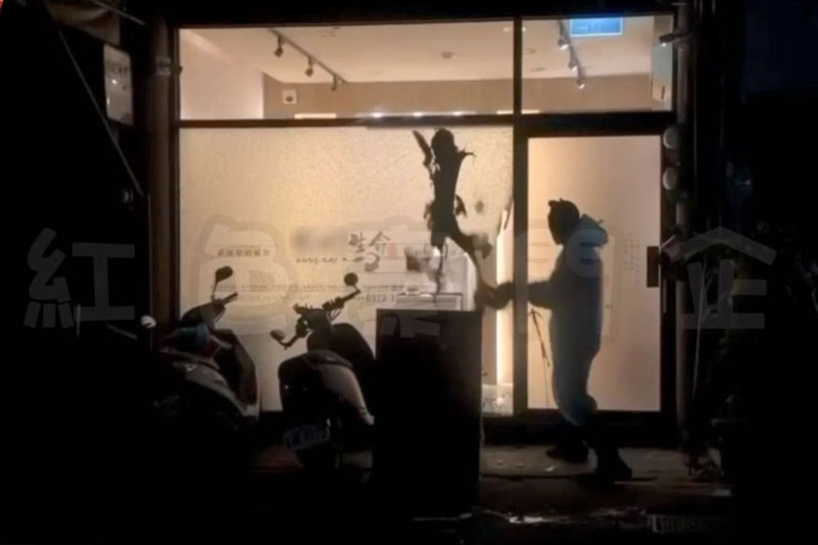 疑「生意好」同業眼紅惹禍!雨衣怪客闖禮儀社尋釁 榔頭爆砸潑漆行徑凶狠