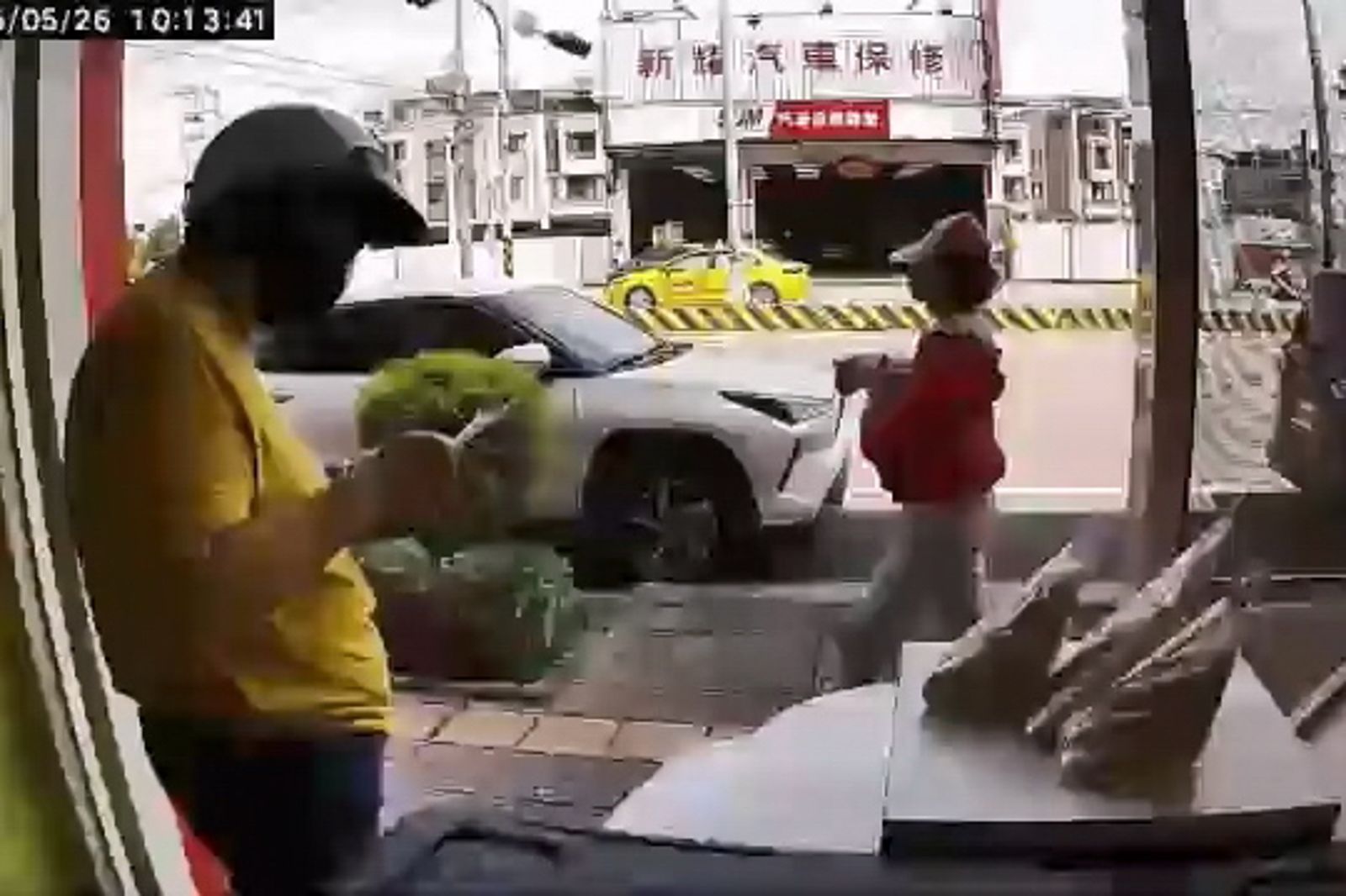 紅衣女當街抱走店貓，飼主淚訴牠情同家人，希望盡快歸還。飼主提供