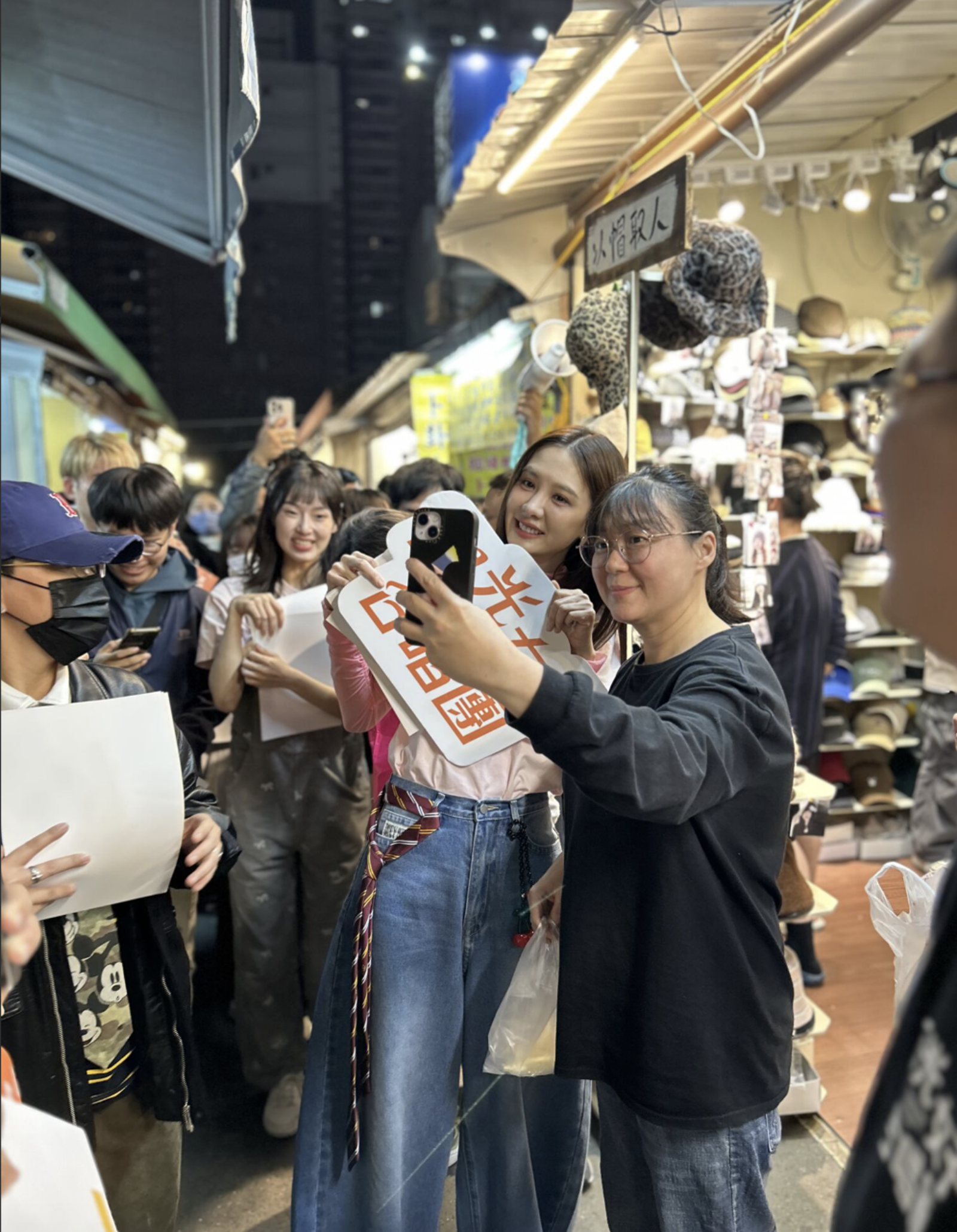 安心亞（左）親切與民眾合影。壹壹喜喜提供