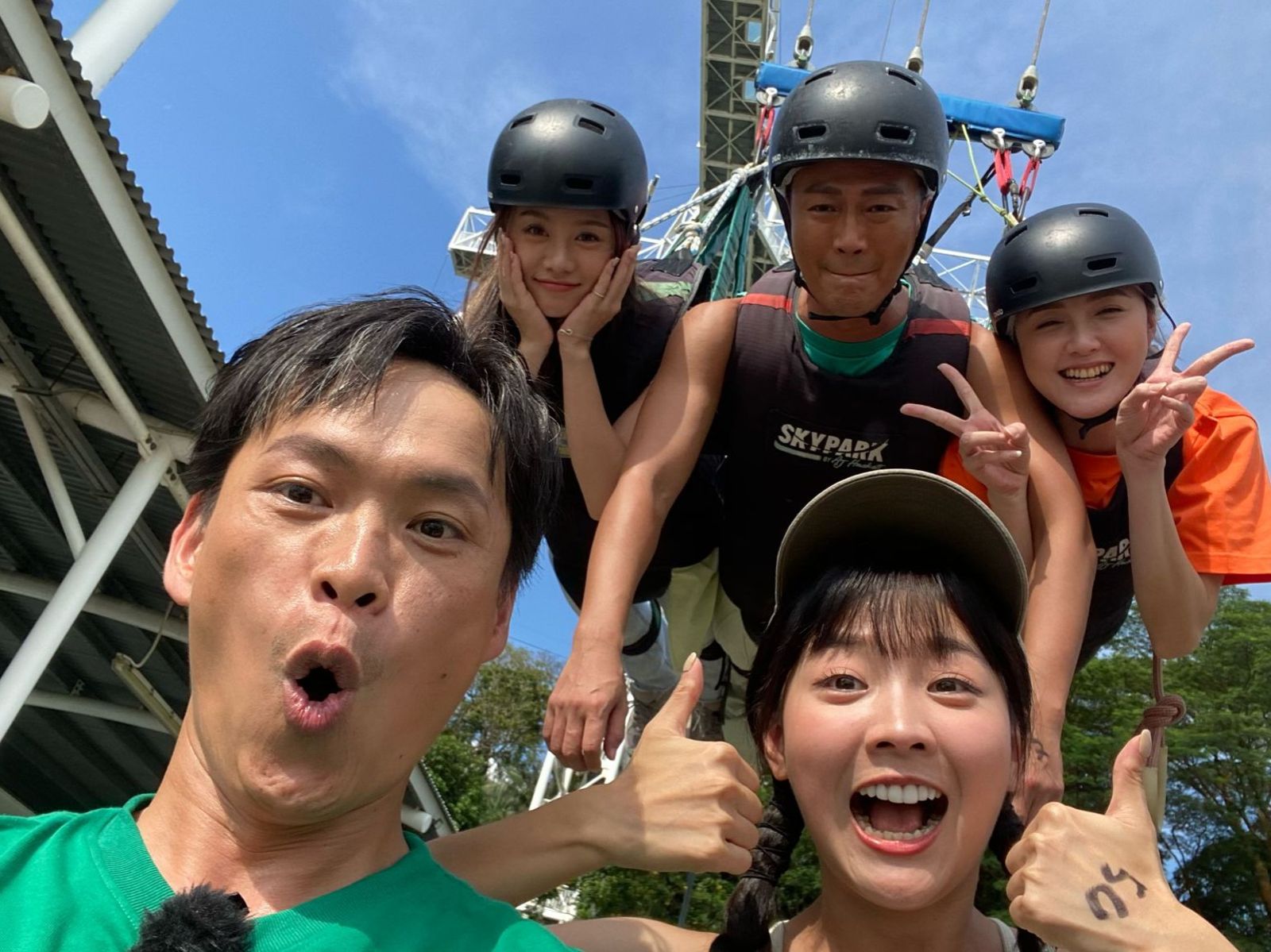 若潼、林俊逸、職人小紅（上排）黃鐙輝、籃籃（下排）一同挑戰高空盪鞦韆 。公視台語台提供