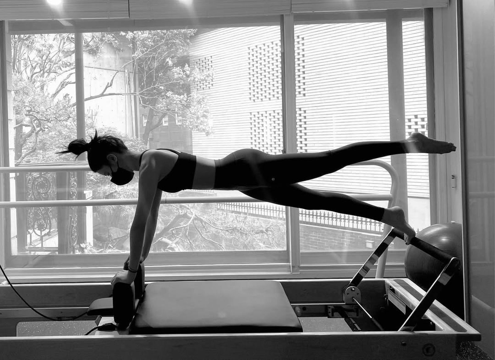 高允貞熱愛練器械皮拉提斯雕塑身材線條。翻攝IG@goyounjung