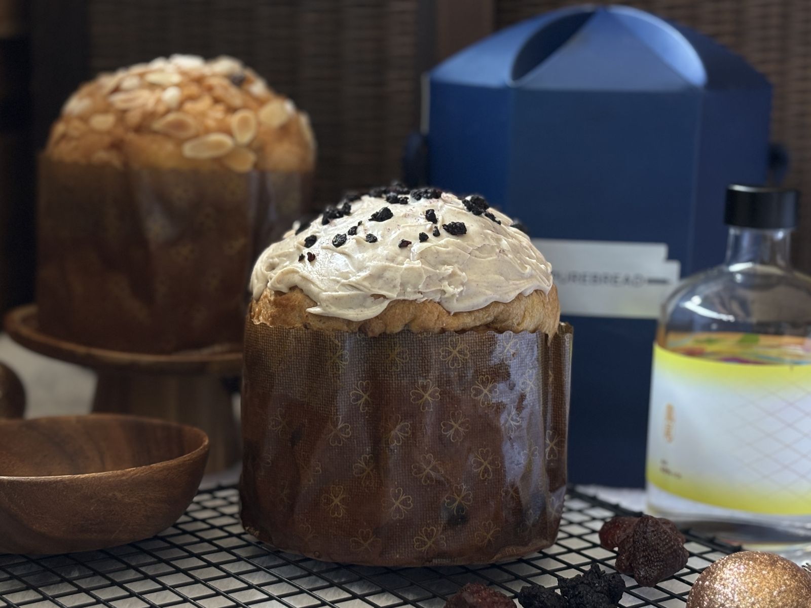 「鳳琴醉莓」以莓果搭鳳尾琴酒,滋味酸甜帶著酒香,頂層的白巧克力和桑葚乾,讓香氣層次更豐富。(1,580元/個)