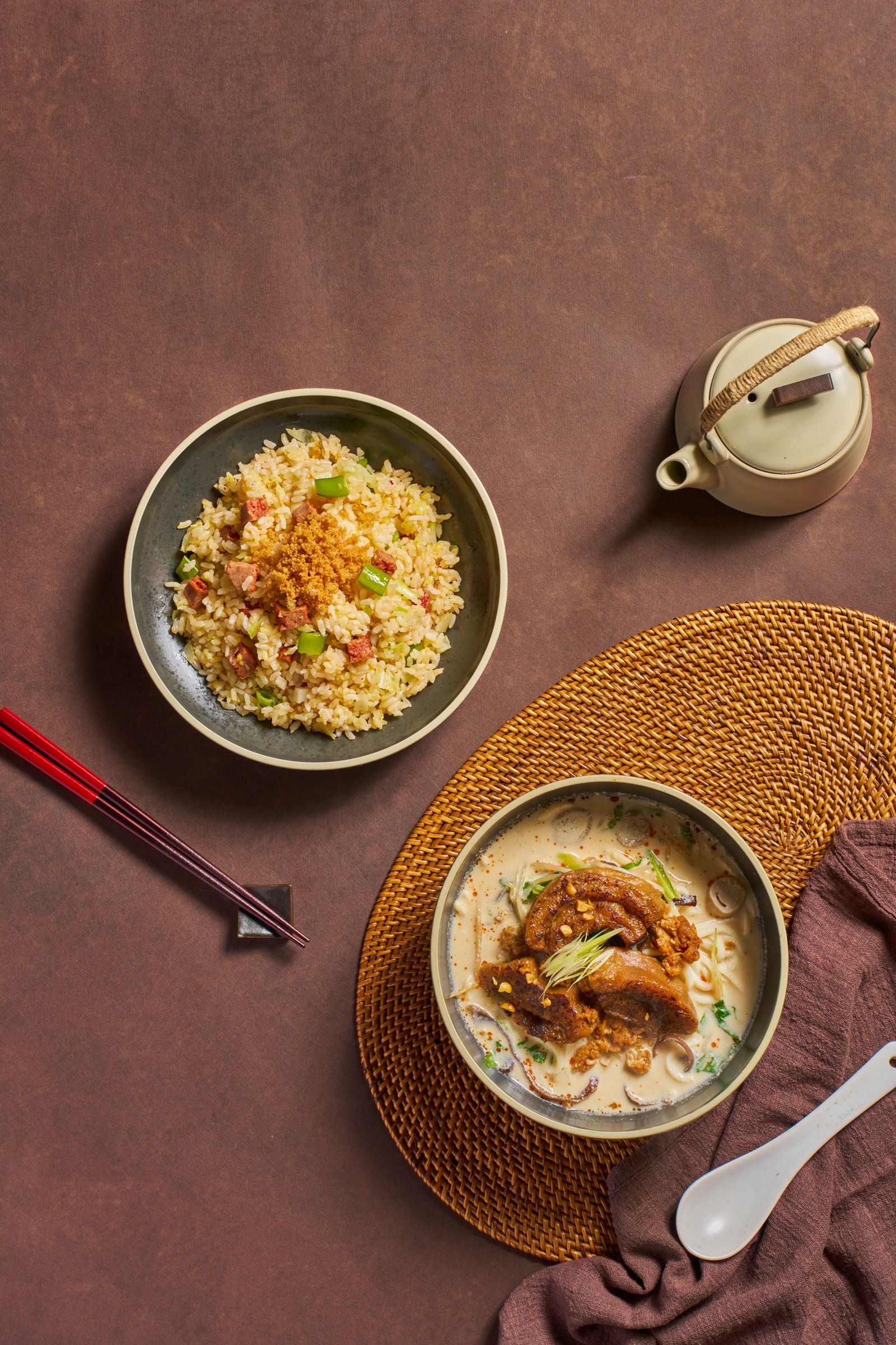 「天香揚州炒飯」（圖左，320元／份）米飯粒粒分明，搭配酥脆素脆餅，口感很豐富。「東坡担担拉麵」（圖右，320元／份）湯底濃郁有堅果香，麵條滑順飽足。