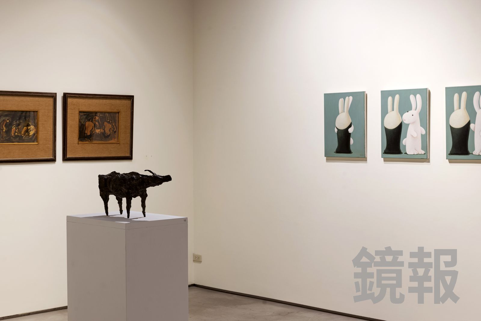 洪瑞麟兩張礦工畫作《耐勞》與《礦工的子弟》與牛的雕塑,代表吳清友不忘早年農家生活與自我惕勵。台灣好基金會提供,攝影羅正傑