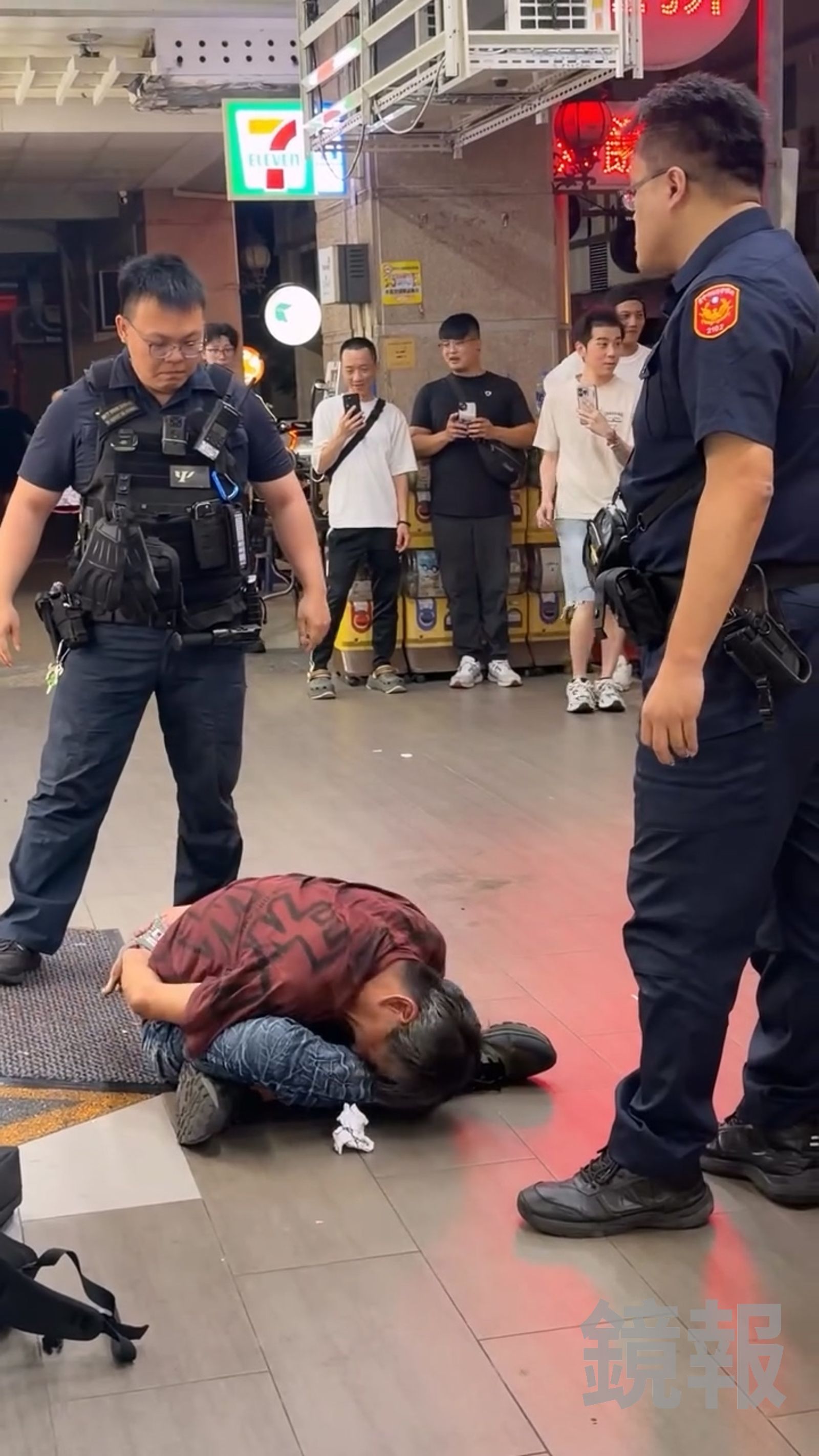 酒醉王男被警員反銬在地，相當狼狽。畫面授權threads pp26pp26.3