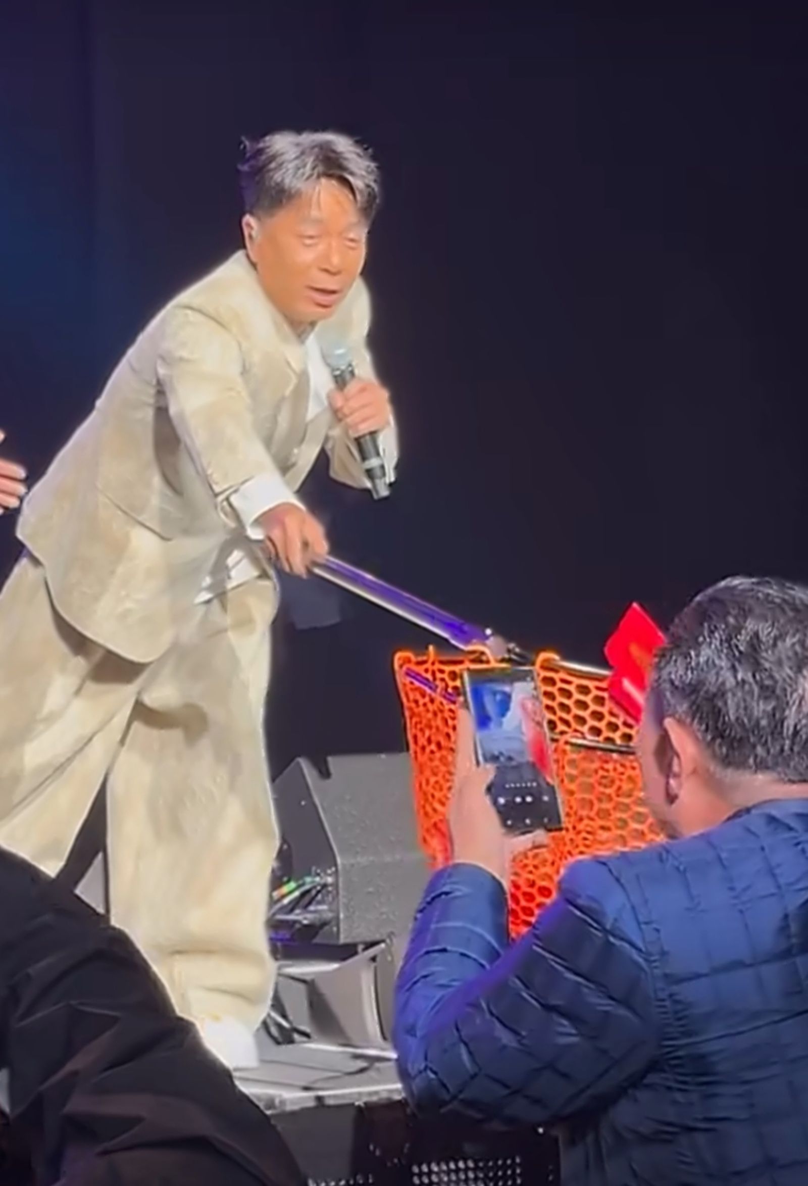 李克勤用漁網撈紅包，畫面逗趣。翻攝才丁丁微博