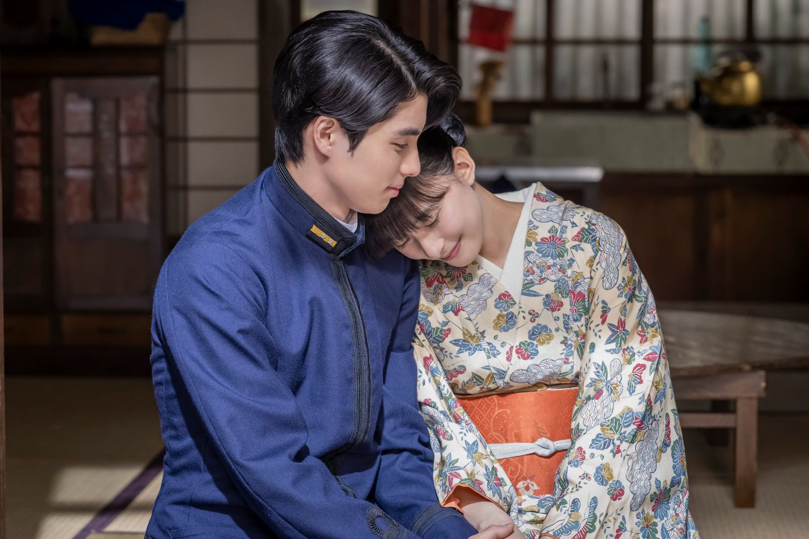 芳根京子（右）、本田響矢劇中的新婚互動十分甜蜜。翻攝官方X