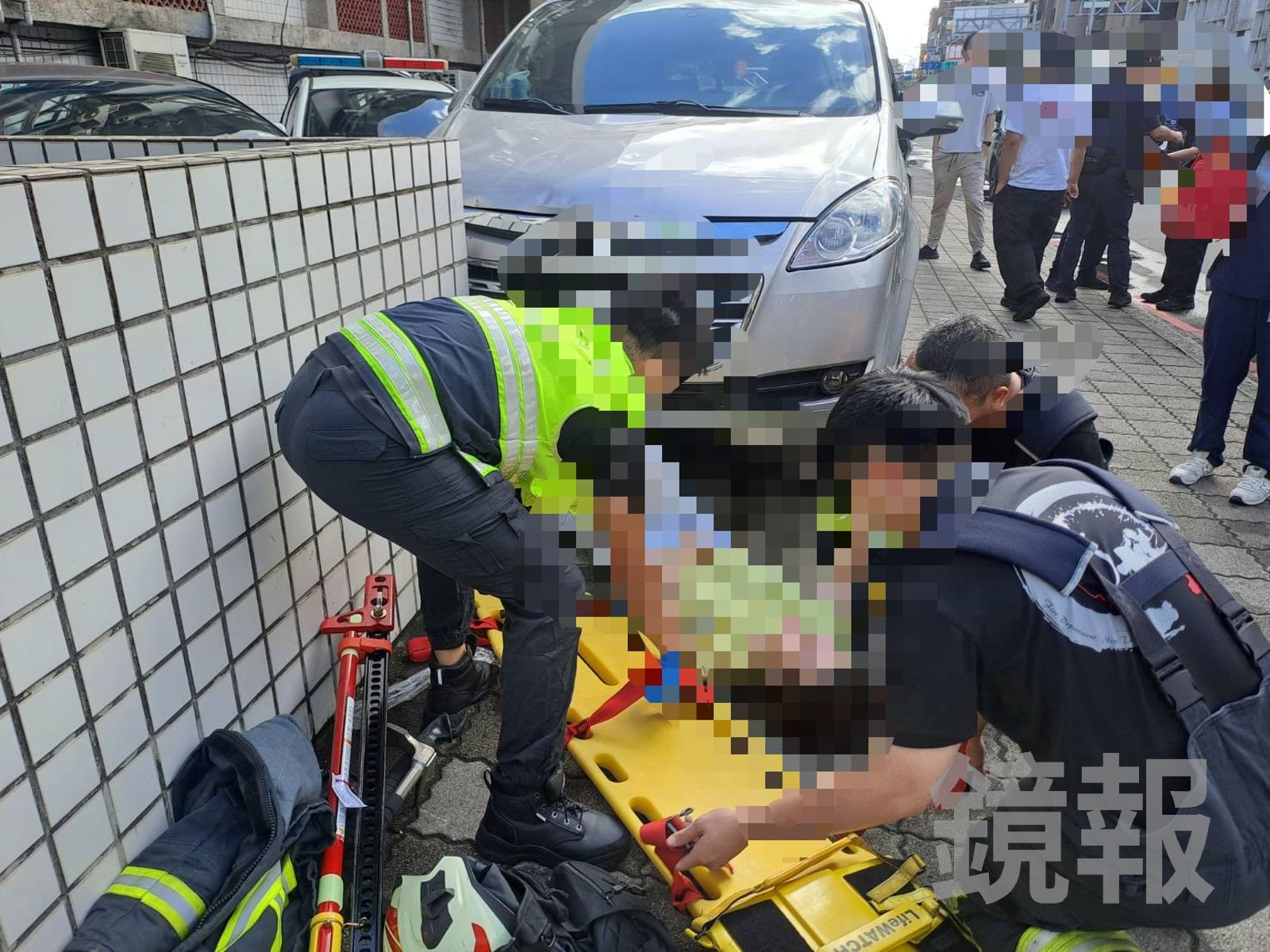消防隊到場協助傷者脫困。消防局提供