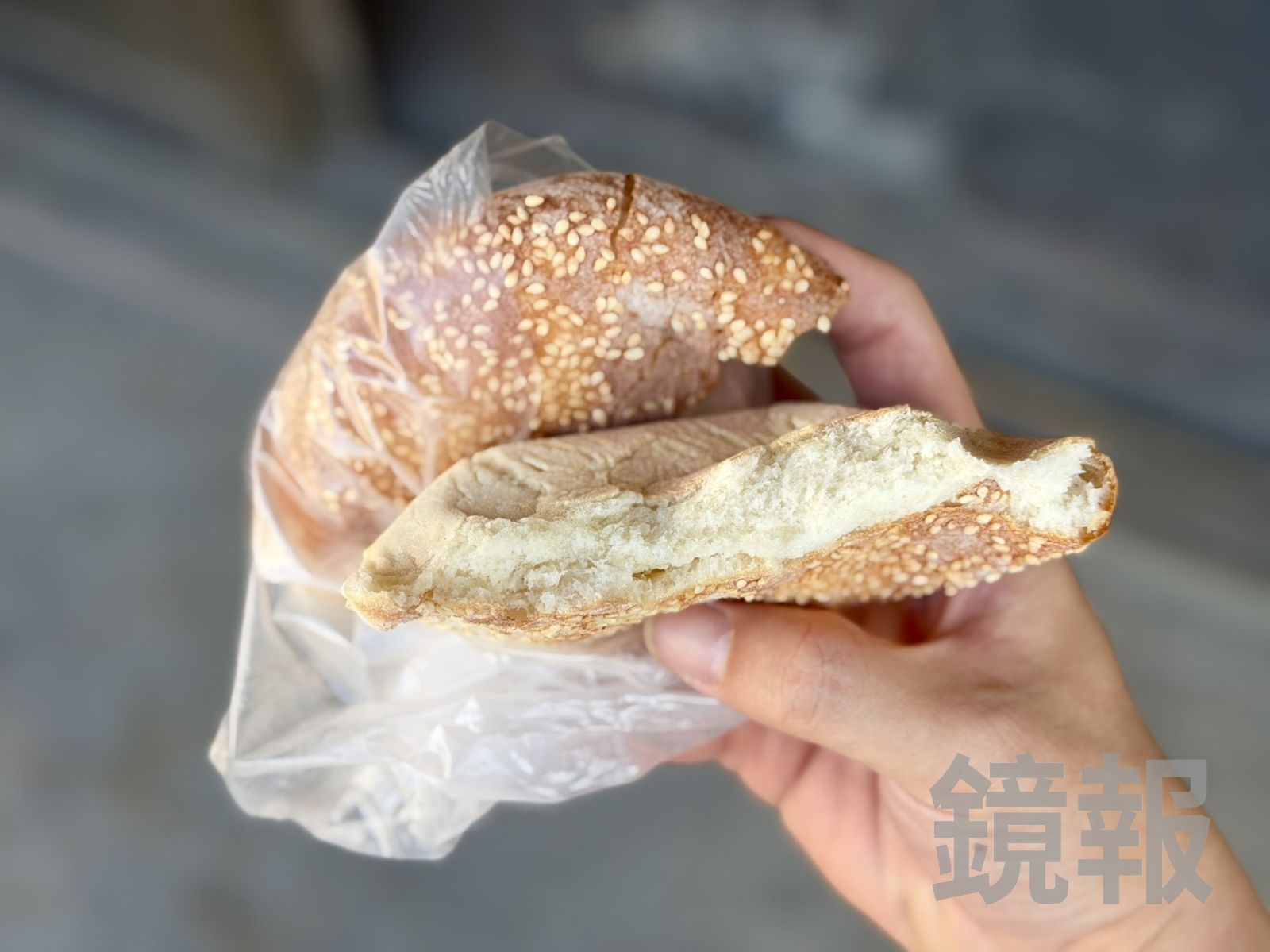 「大餅」外層裹滿芝麻香，柔軟卻有Q度，越嚼越香。（25元／個）
