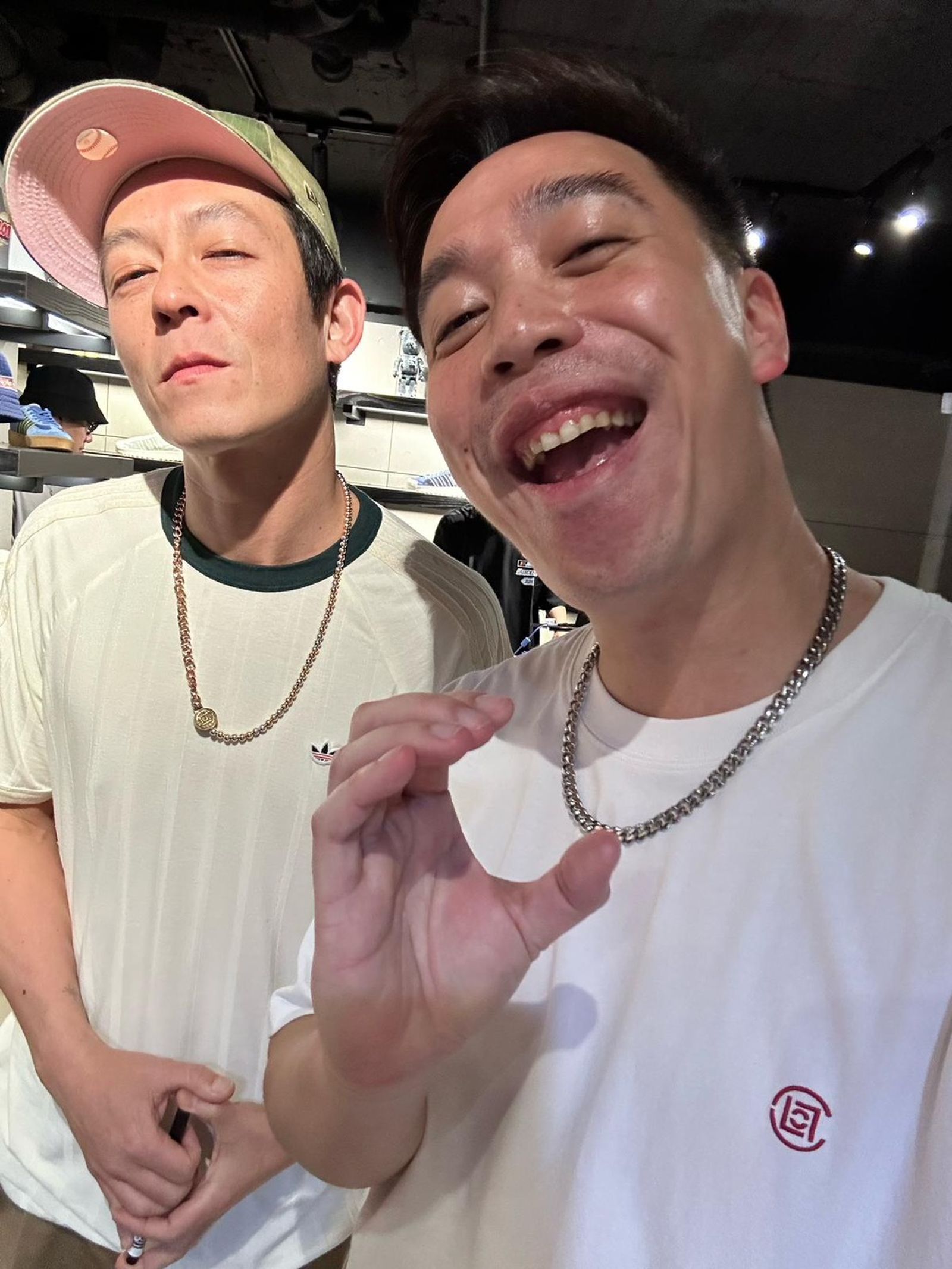 無尊參加陳冠希潮流選貨店粉絲見面會活動，與陳冠希開心合影。讀者提供