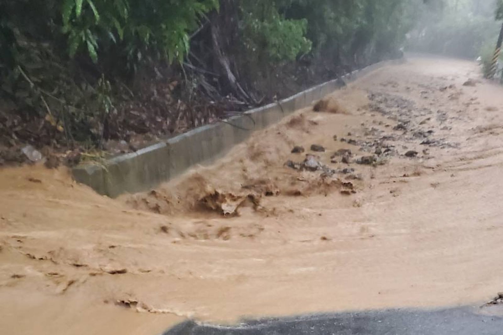 台東大武鄉大鳥村和平部落發生土石流。圖／翻攝自記者爆料網