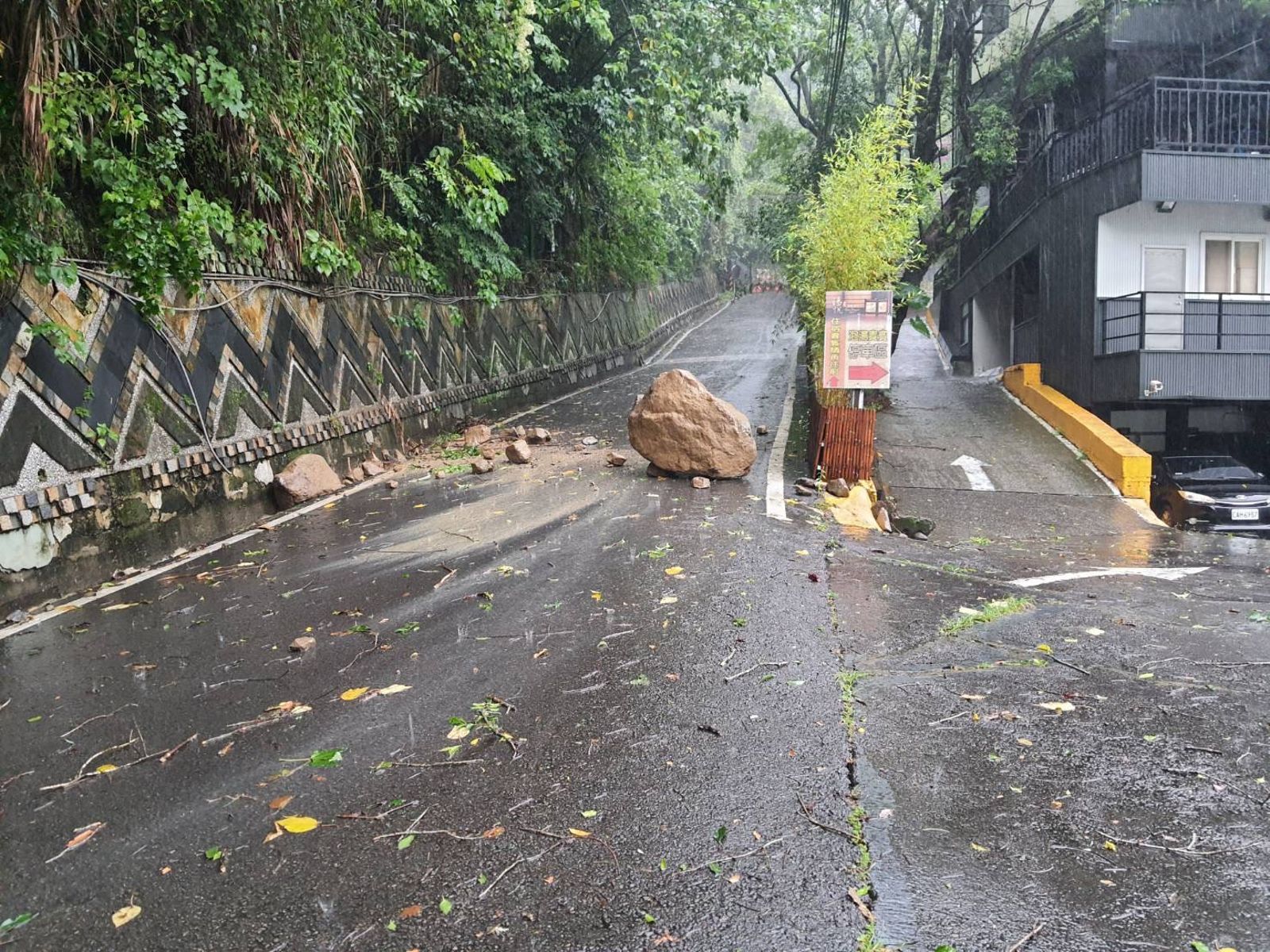 泰安鄉苗62線約9公里處,大面積積水與落石擋路。民眾提供