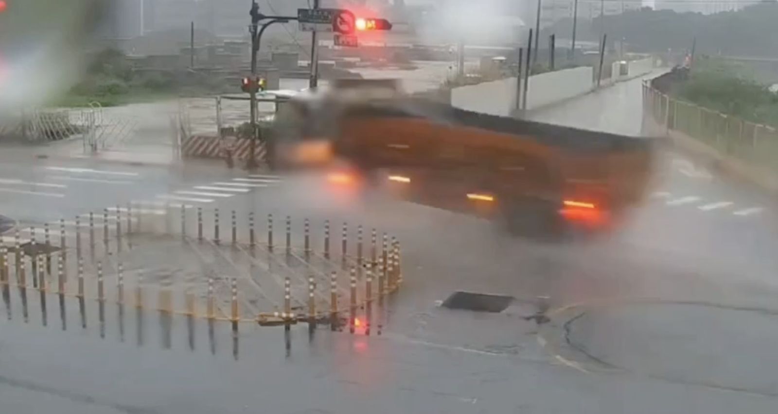 驚悚畫面曝光!曳引車失控如「炮彈」 行人反應不及遭撞慘死