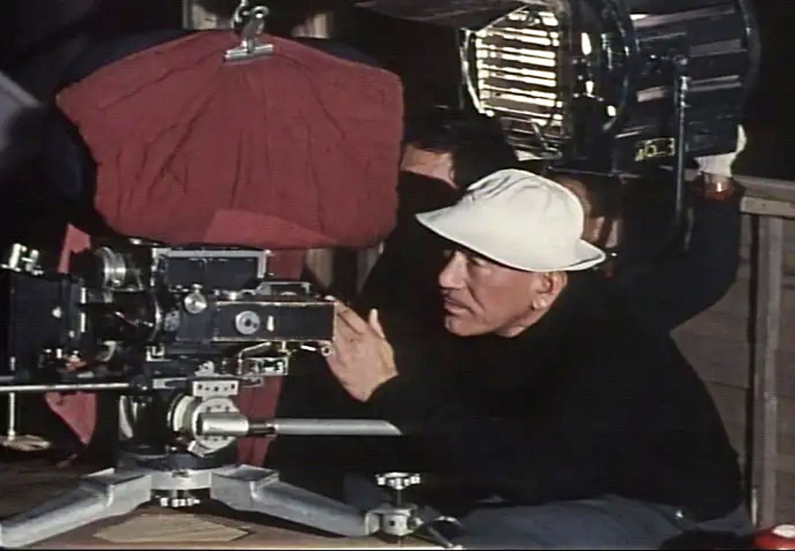 今天啥日｜12／12小津安二郎生日和忌日 低視角電影拍盡人生