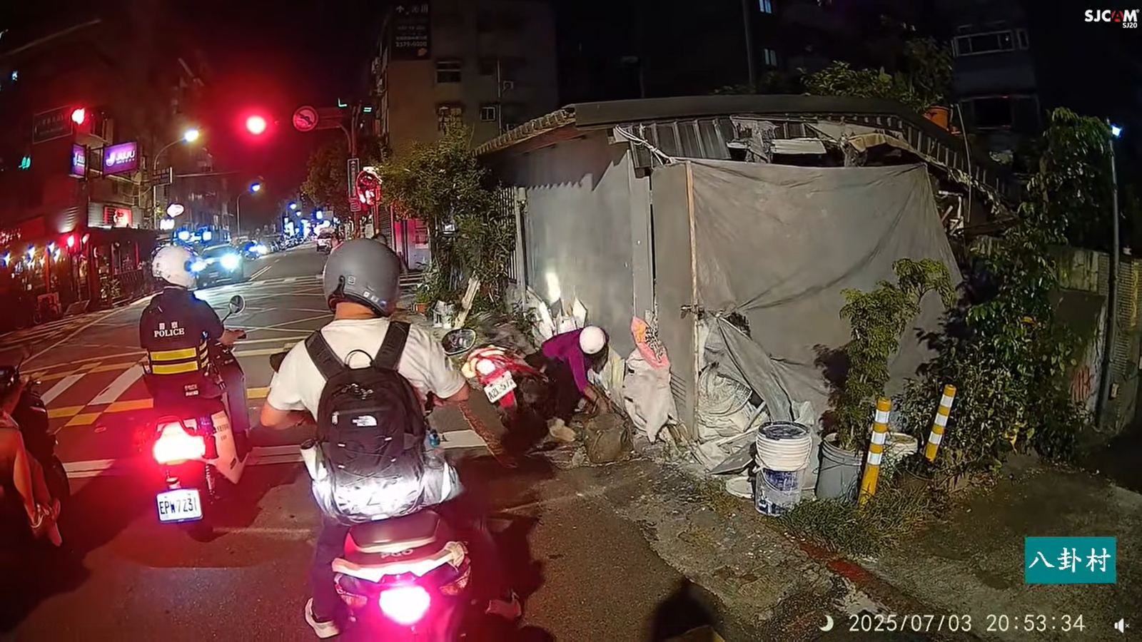 阿嬤整輛車爆衝。圖／臉書八卦村 - 行車紀錄器影片上傳中心FB