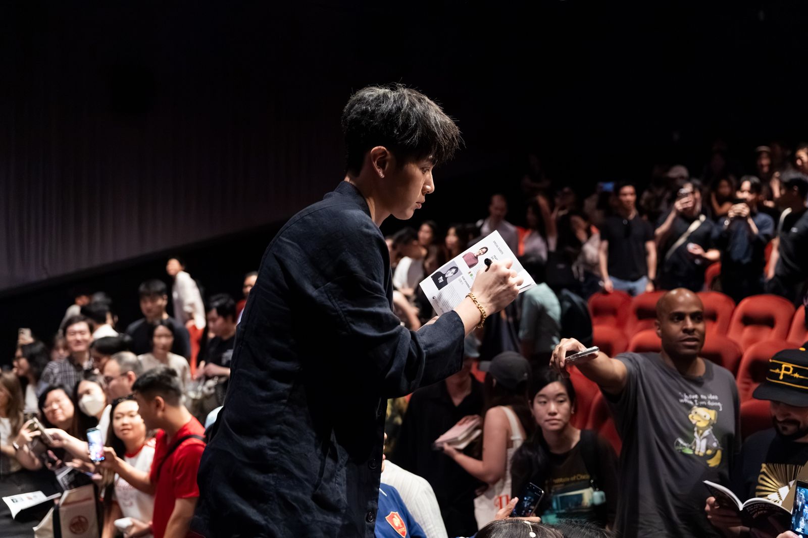 柯震東出席《我未許願先吹蠟燭》北美首映，粉絲拿出各種物品請他簽名。紐約亞洲影展提供／攝影：Crystal_Li