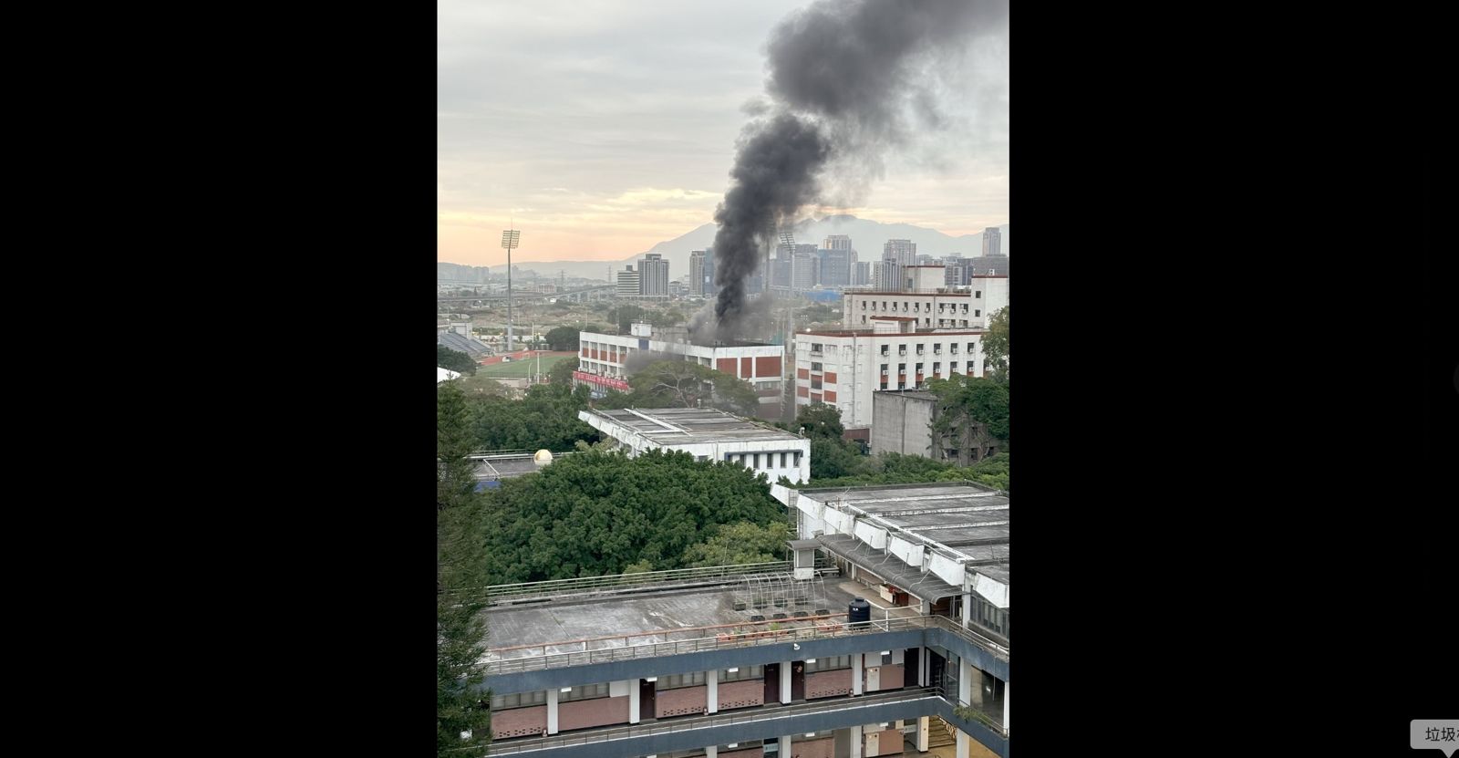 輔仁大學驚傳教室起火　濃煙竄天際如黑色龍捲風
