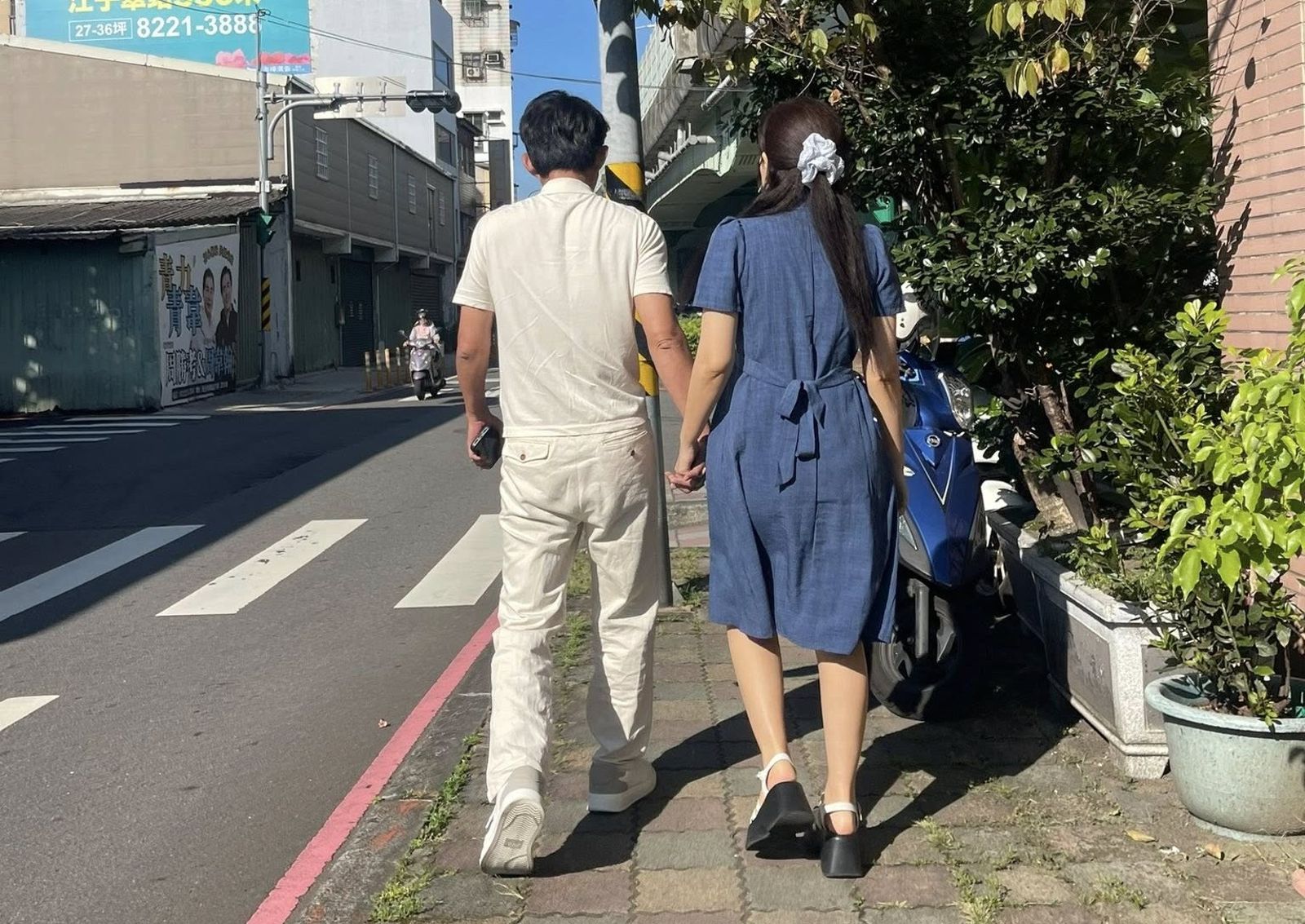 妻子穿藍色洋裝陪投票「藍白合」?黃國昌放閃:太太怎麼穿都好看