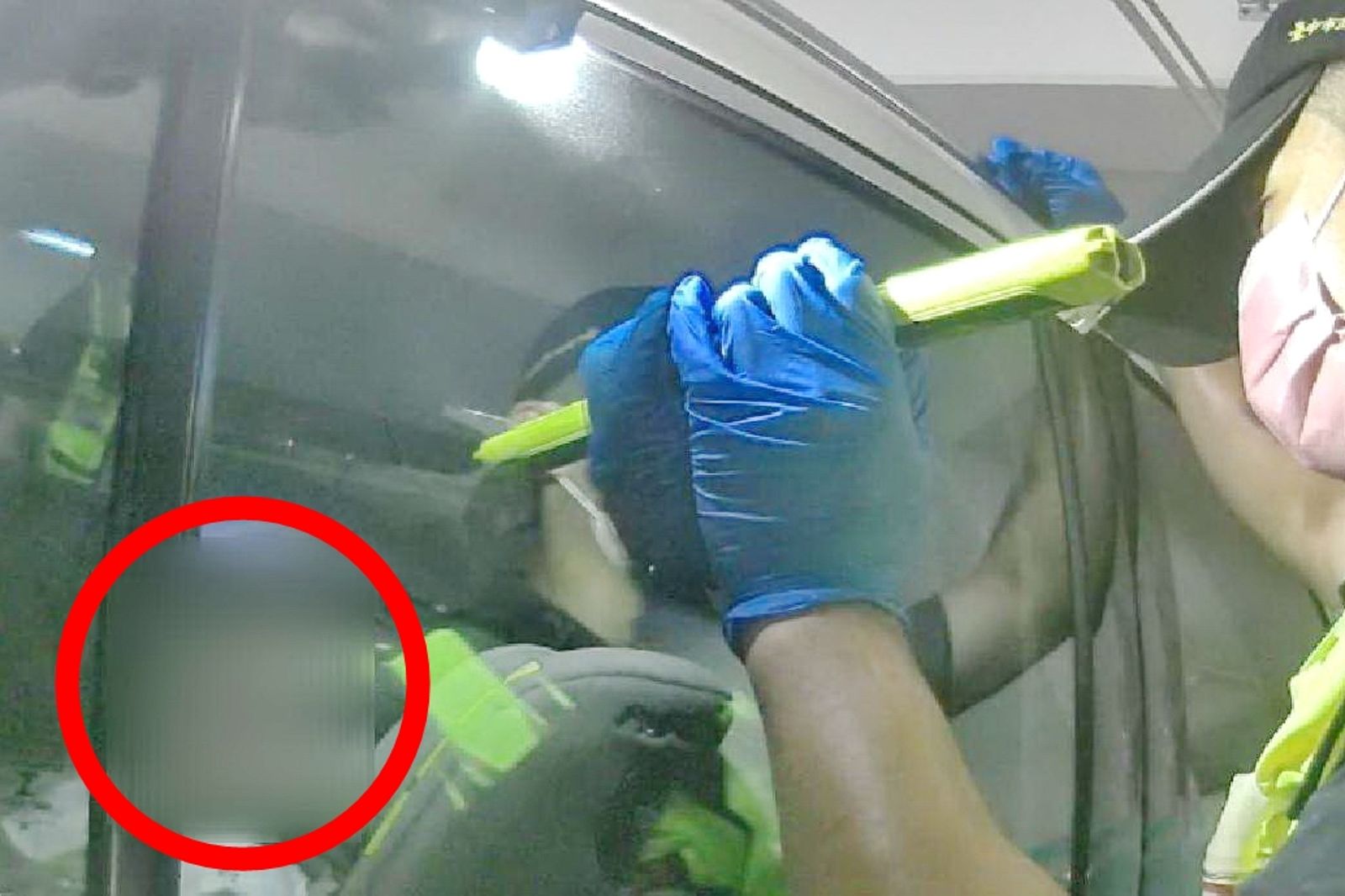 感應鑰匙在車內!7個月男嬰受困近1小時 修配業者揭「車門自己鎖上」關鍵