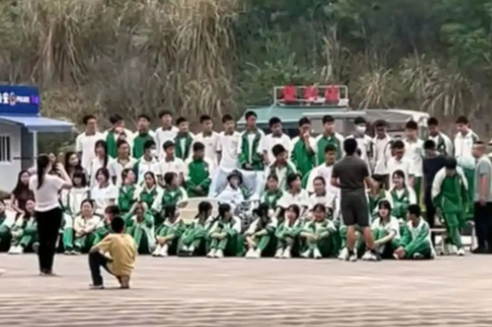 15歲少年罹癌！全班到醫院陪他「拍畢業照」　合照隔天過世了