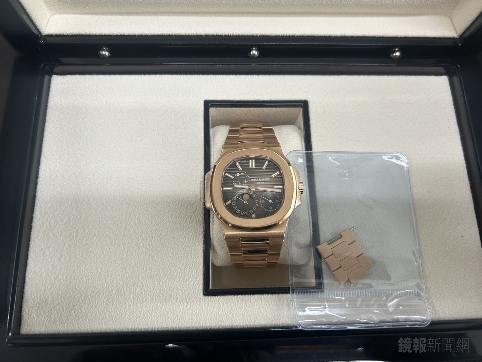 市價超過700萬的百達翡麗名錶。