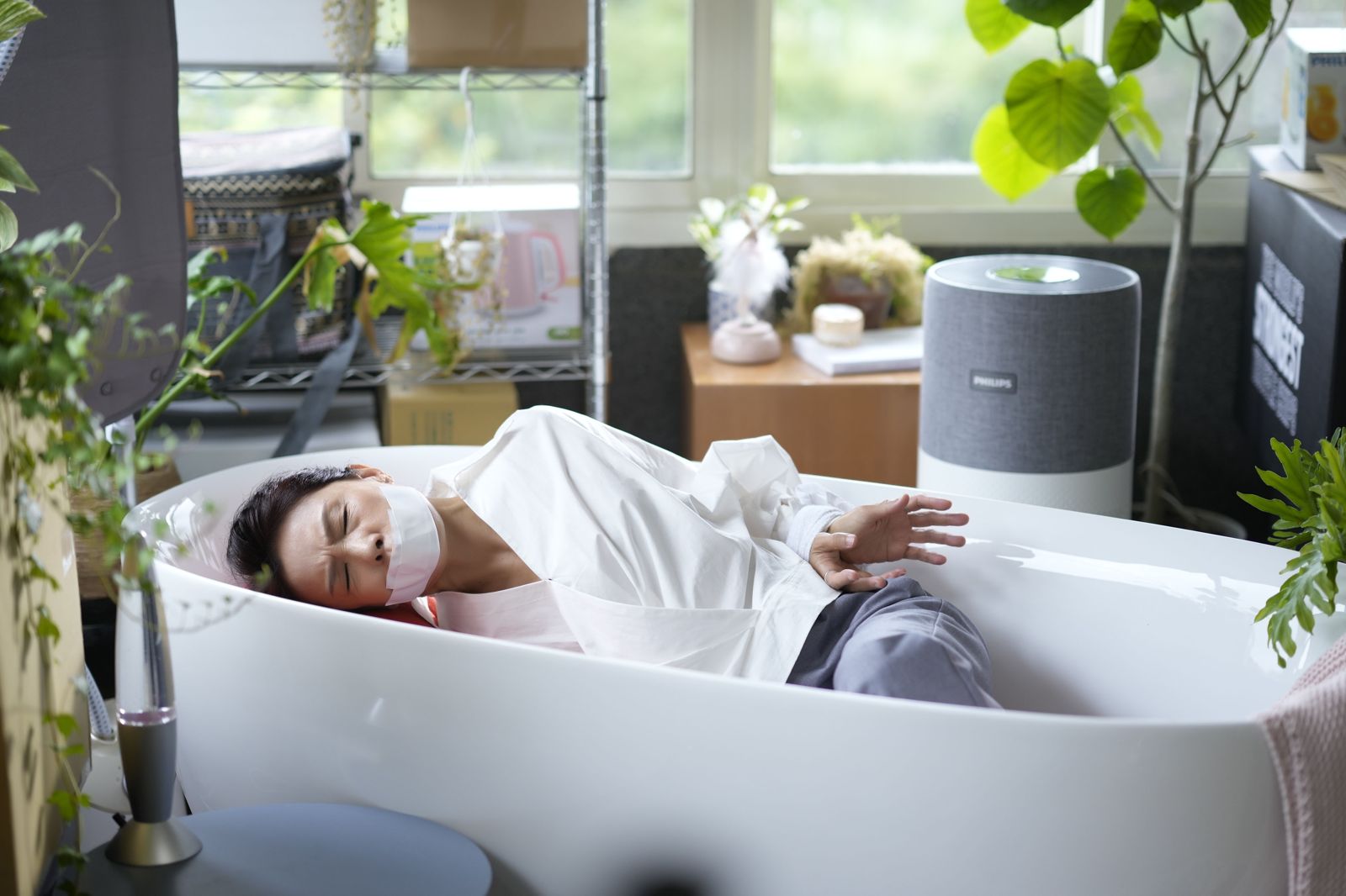 古名伸劇中被綁進浴缸、嘴巴遭膠帶封住。晴天影像提供