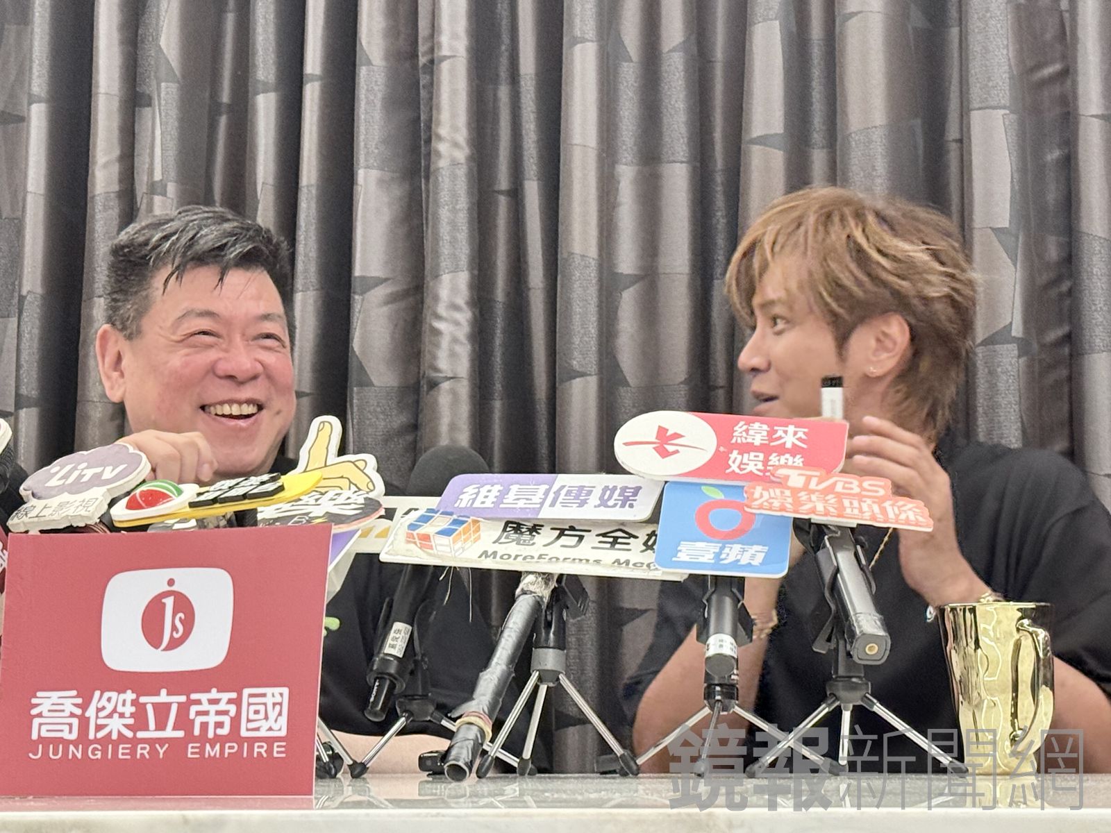 全台第一輛保母車是孫德榮(左)買的。潘佳琪攝