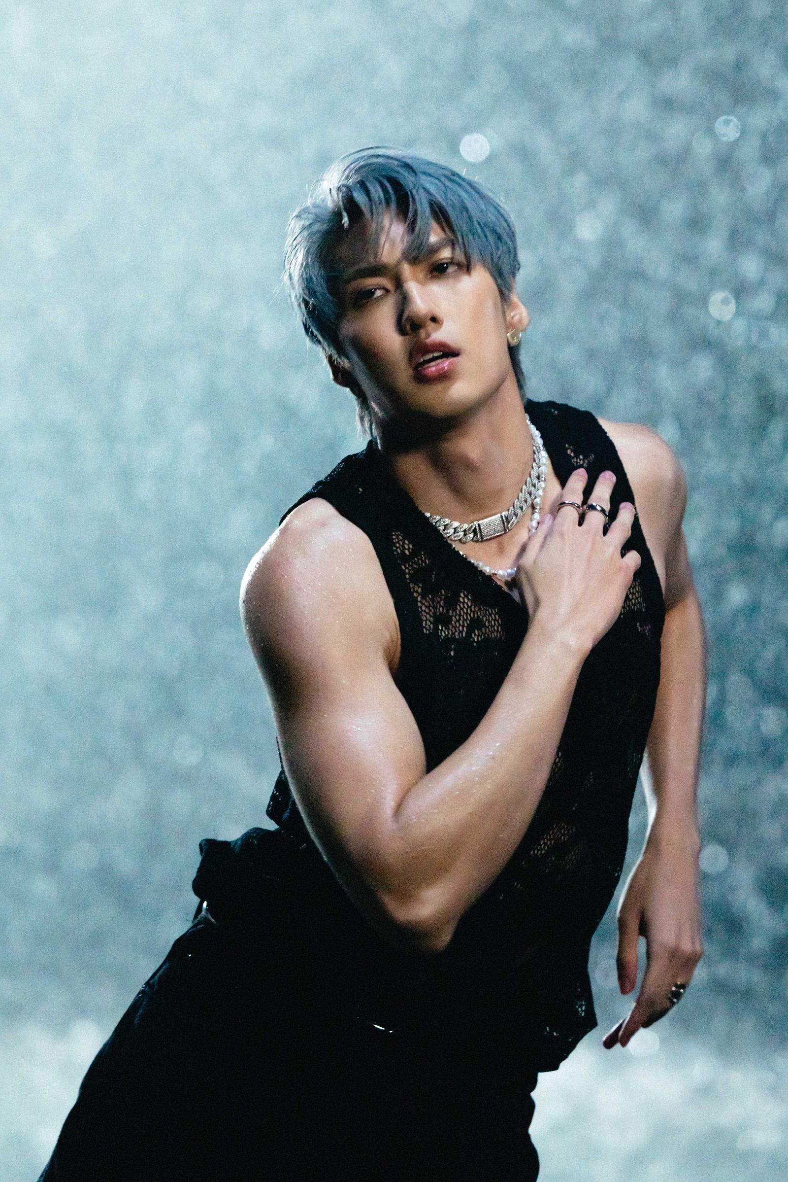 薛恩日前拍攝新歌〈別離開〉MV。華納音樂提供