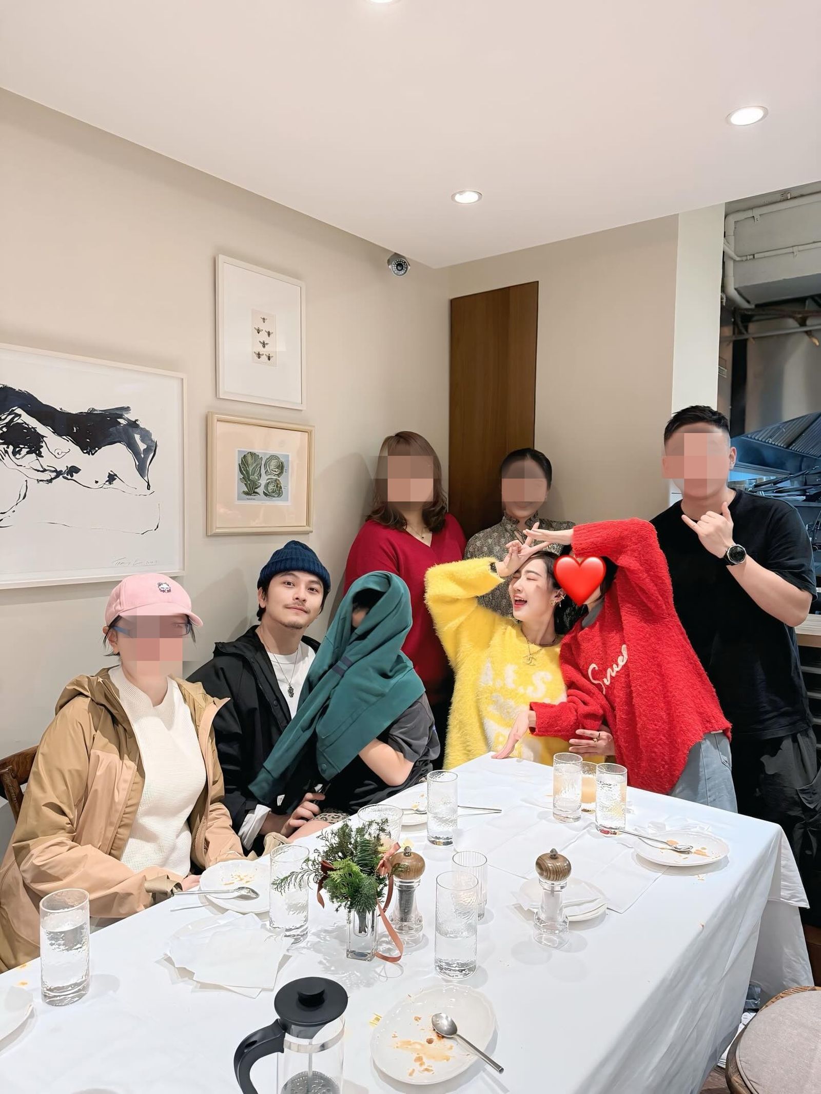 方志友（右三）去年12月和友人慶生，楊銘威（左二）罕見同框。翻攝IG@beatricefang