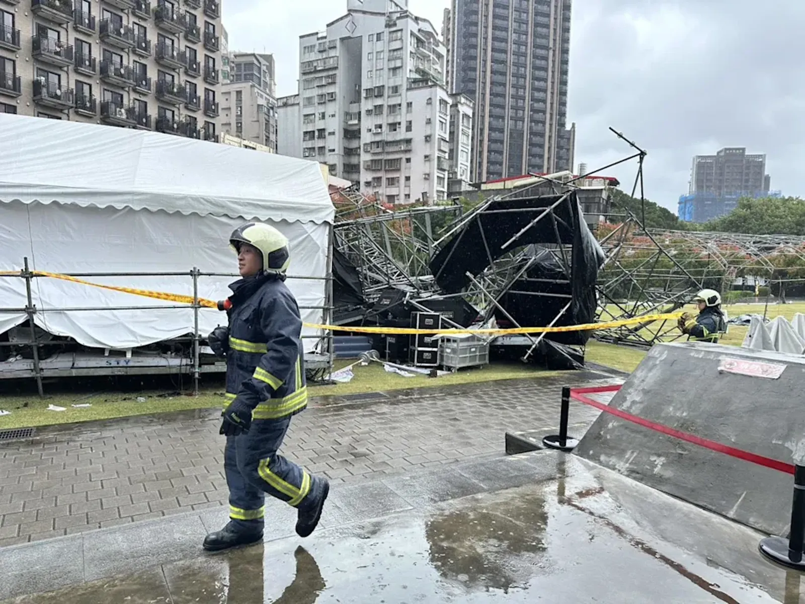 舞台倒塌,現場拉起警戒線避免民眾靠近。主辦單位提供