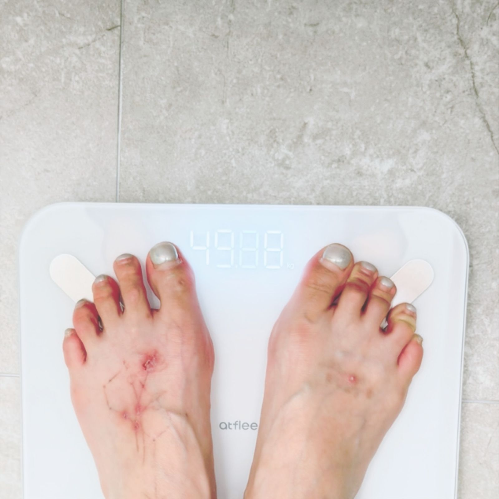 泫雅公開最新體重數字,腳背上的疤痕應是去除刺青留下的。翻攝IG@hyunah_aa