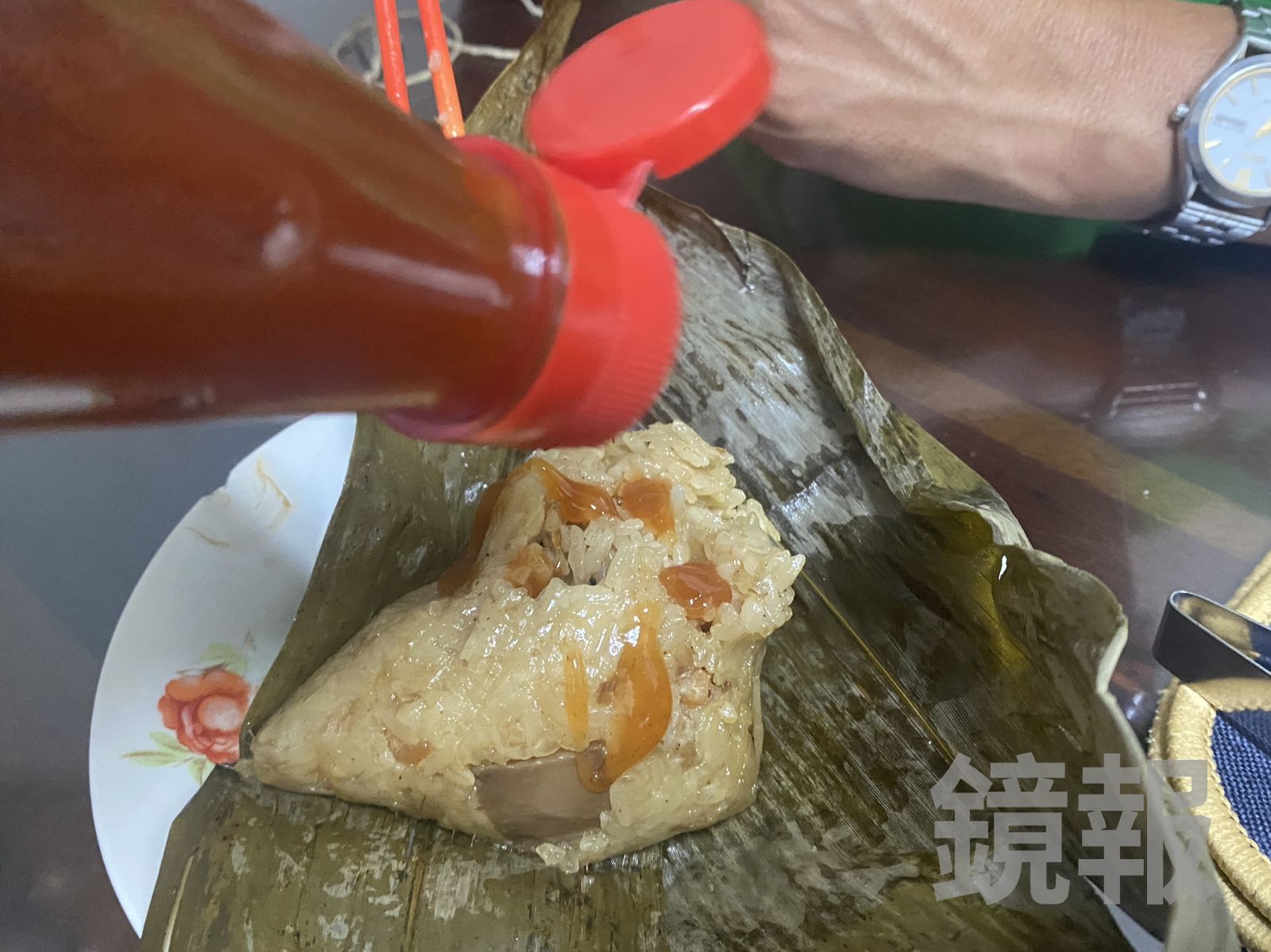 醫師提醒，品嘗肉粽如果淋上過多醬料，恐怕對身體造成負擔。彰化秀傳醫院提供