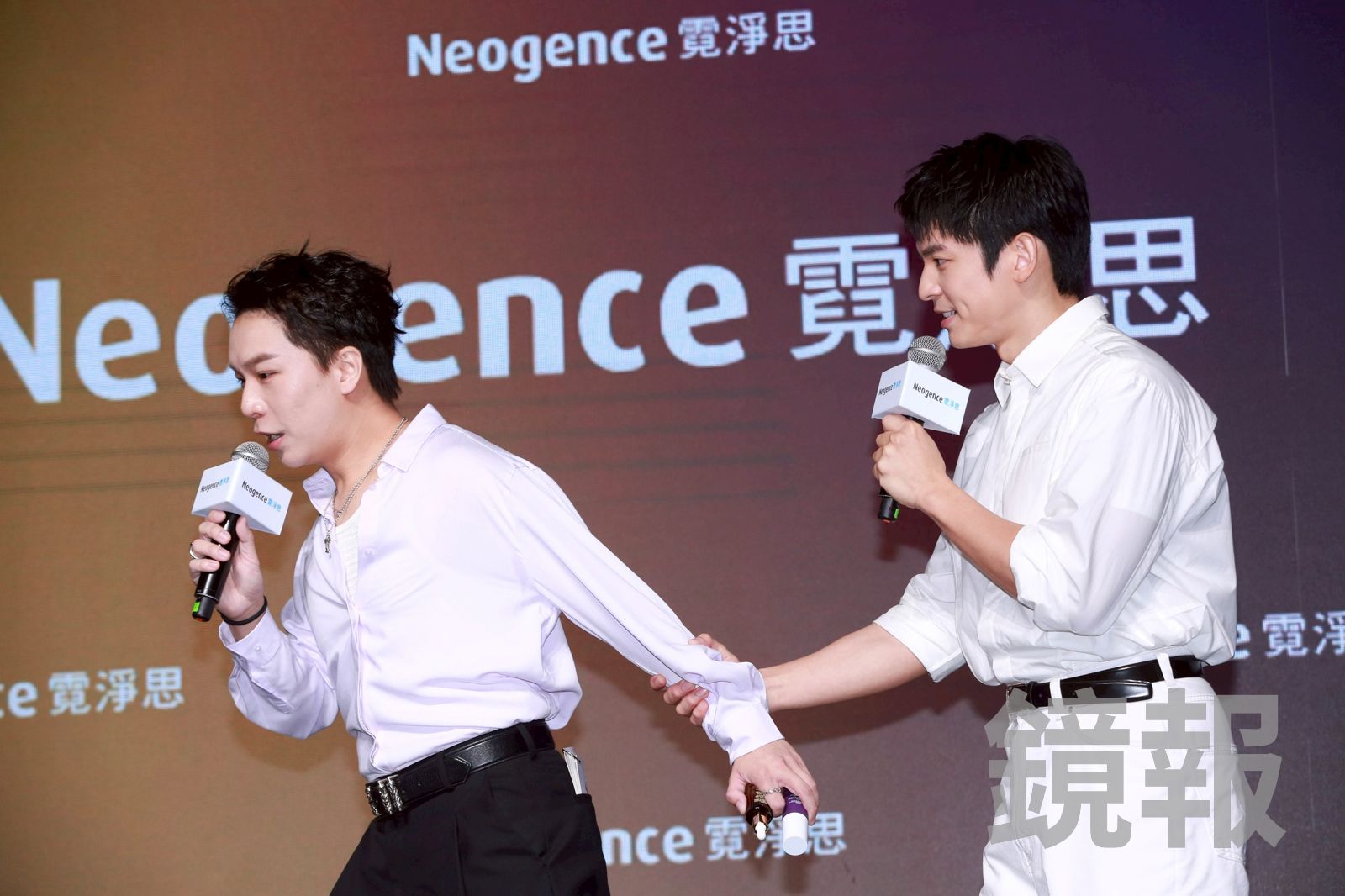 林柏宏(右)與記者會主持人派翠克上演情境劇,派翠克笑說自己擦相同保養品卻還是比不上林柏宏。李鍾泉攝