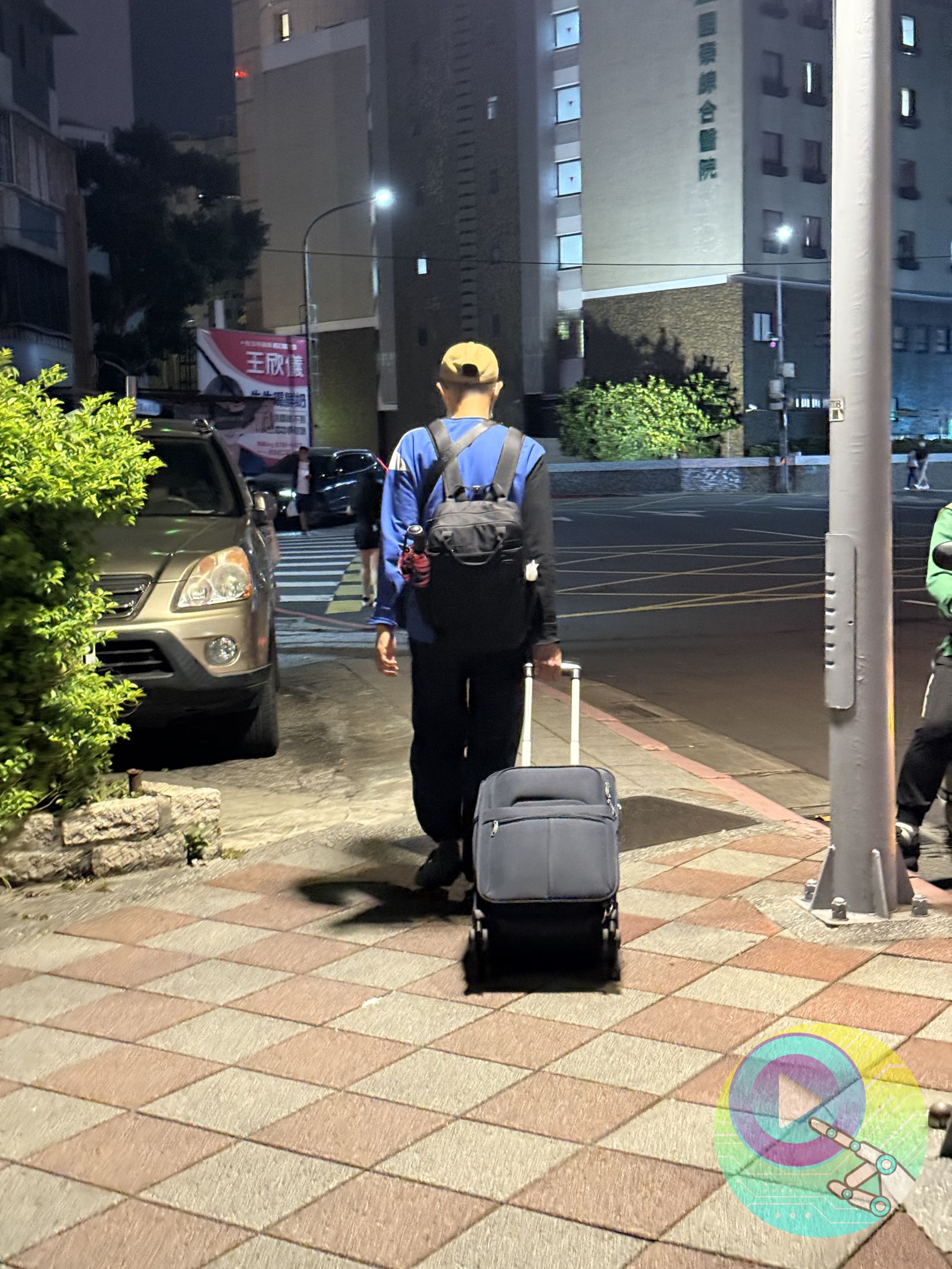 狼師下課後拖著一只行李箱大包小包離開教室。
