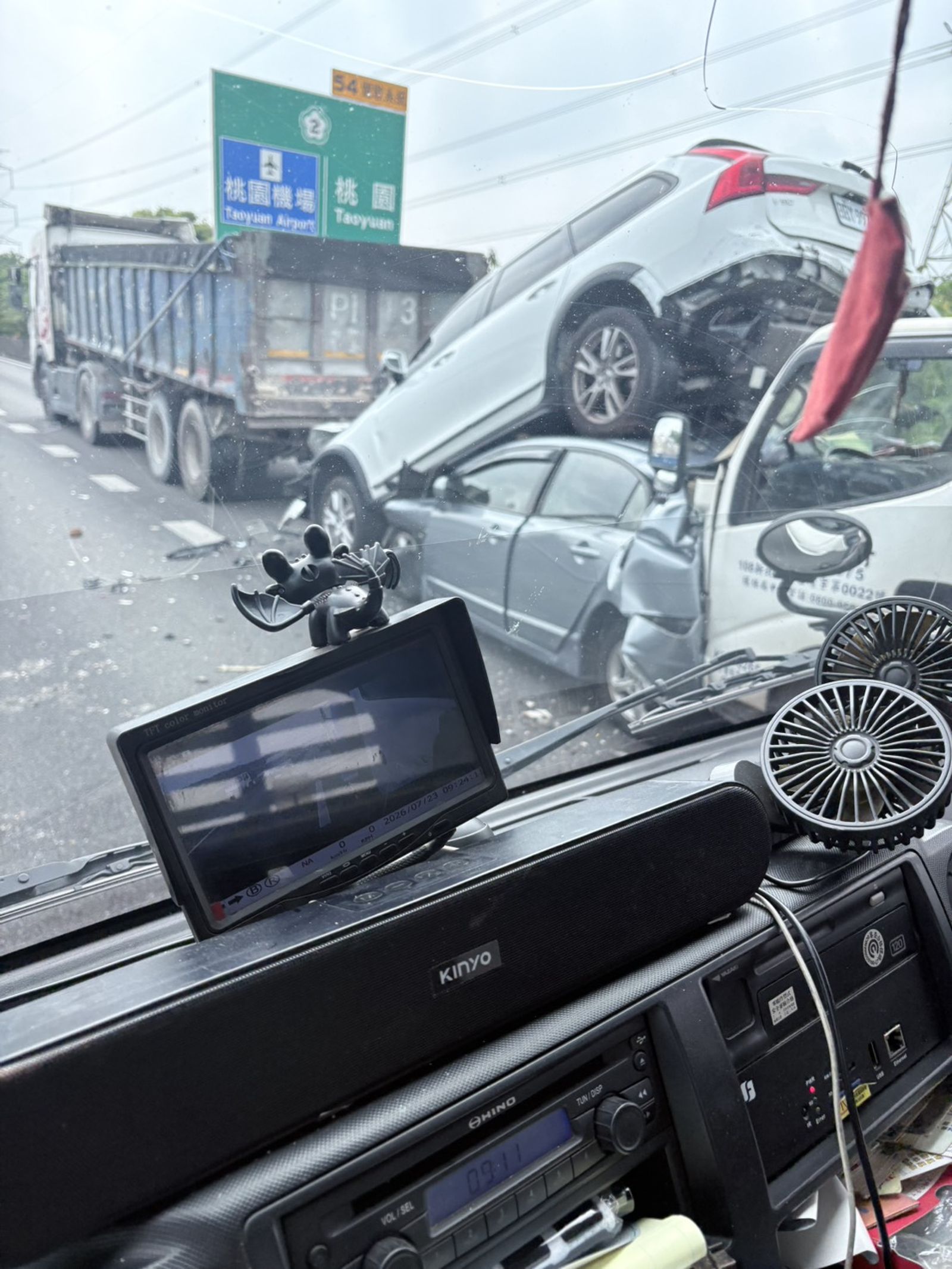 國道3號大溪北上路段發生4車連環車禍，其中1輛白色轎車被鏟起騰空，夾在2車之間。民眾提供