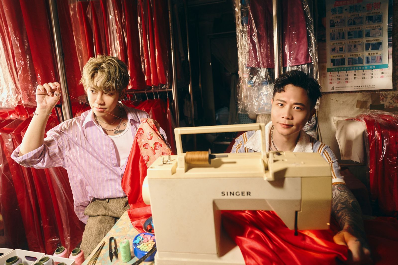 鼓鼓和蕭秉治再度合體推出新歌〈超人披風〉。相信音樂提供