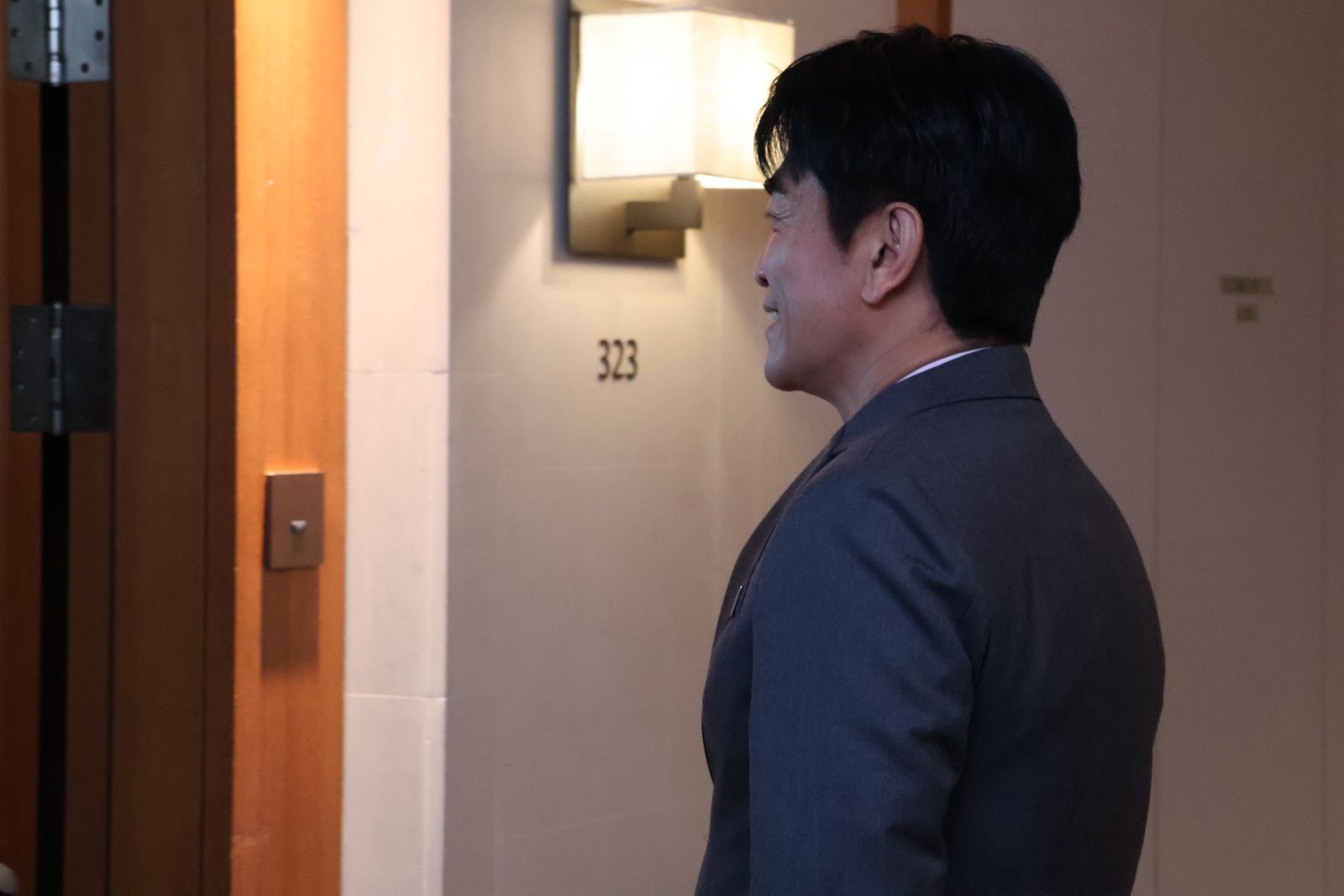 吳宗憲（如圖）參演啦啦隊女神的MV。讀者提供