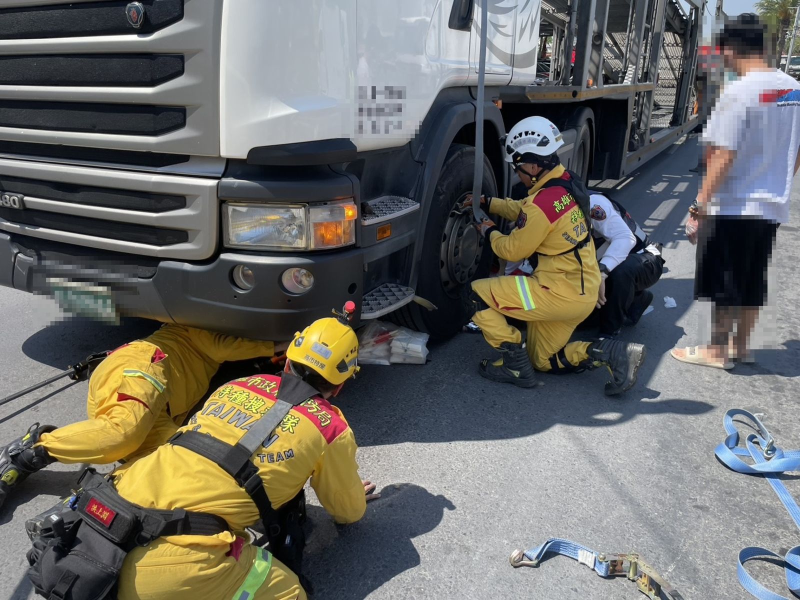 奪命死角！高雄拖板車「吞噬」機車　女外送員連人帶車捲車底命危