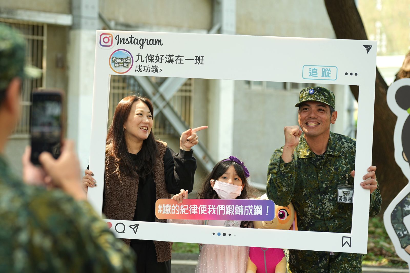 黃恩賜(右)邀請家人們參加懇親會。台視提供