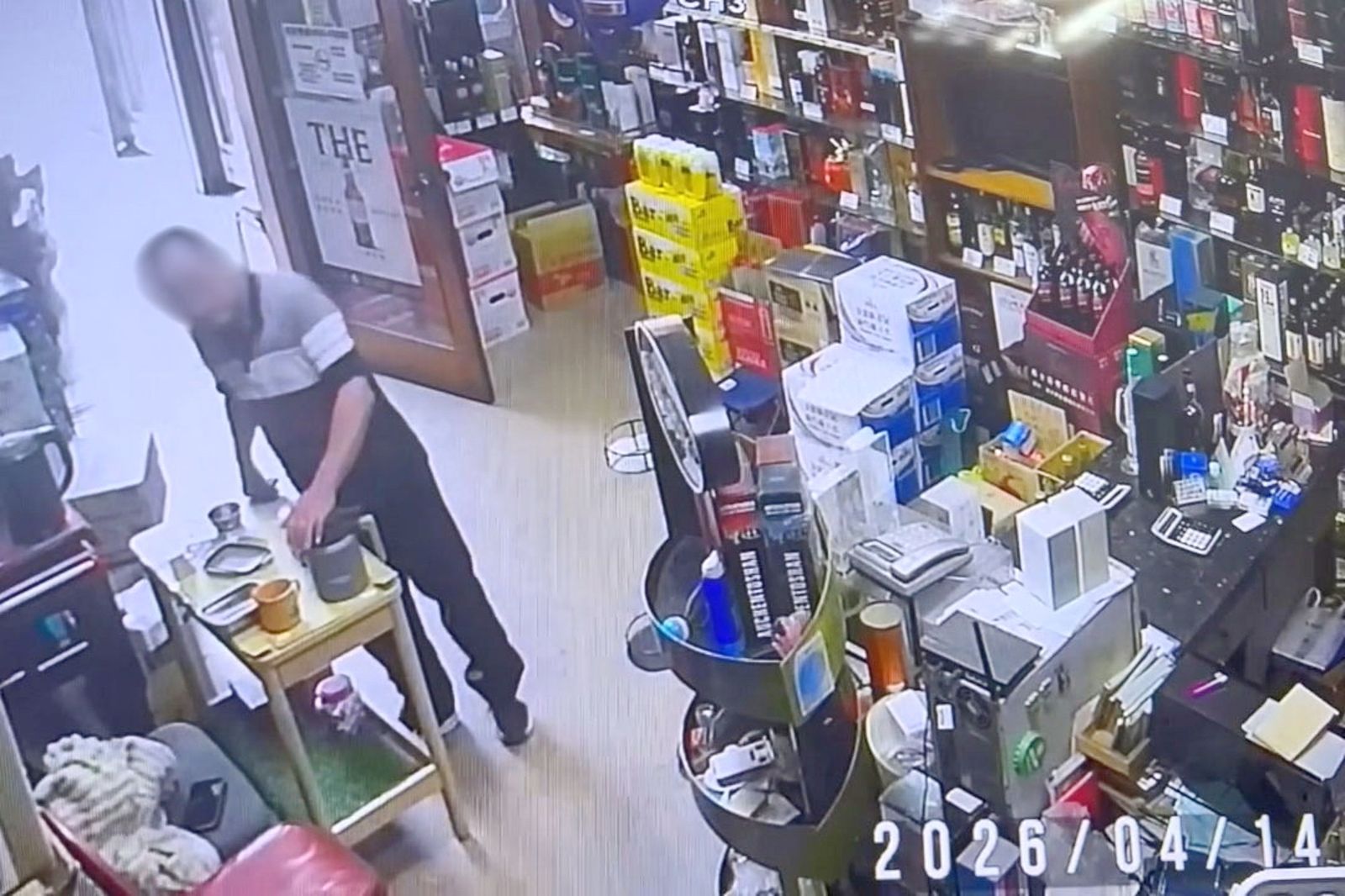 鄰長偷錢之前，還頻頻觀察店內與廚房的情況，不斷東張西望。畫面翻攝threads ch225530