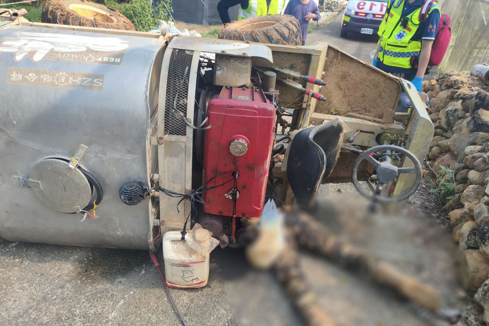 埔里產業道路死亡意外! 農用噴藥車窄路翻覆 男移工困車底慘遭壓斃