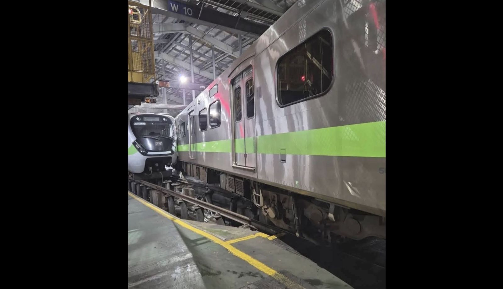 台鐵七堵調車場電聯車相撞 共6節車廂出軌1員工受傷